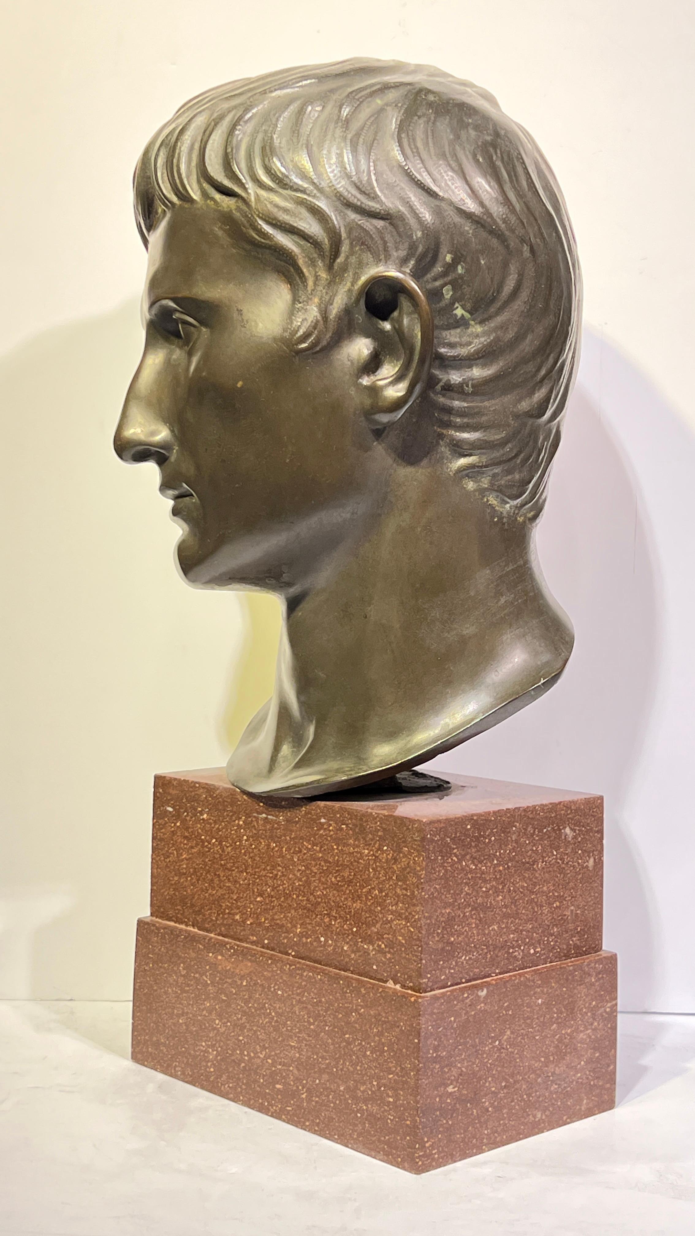Grande scultura in bronzo e granito dell'imperatore romano Augusto in vendita 1