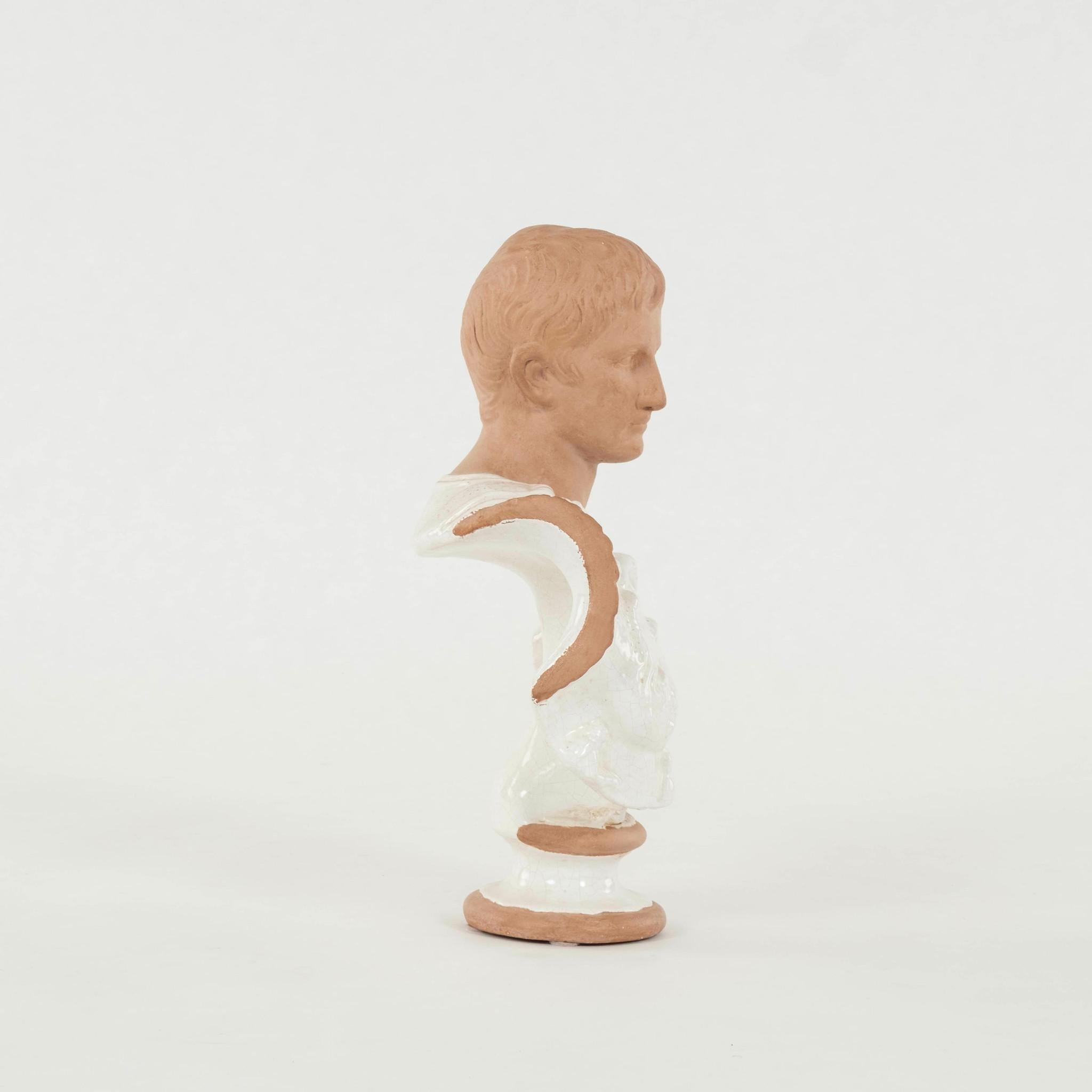 Smaltato Busto in terracotta dell'imperatore romano Augusto in vendita