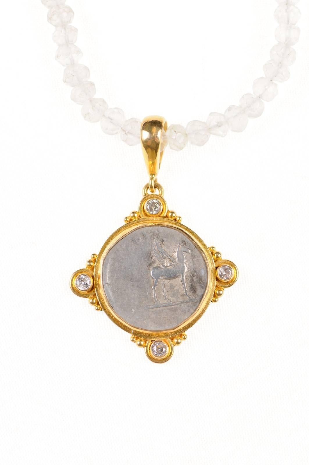 Une authentique pièce de monnaie Denarius en argent de l'Empire romain, Domitien (vers 81-96 ADS), frappée à Rome, sertie dans un chaton en or 22 carats personnalisé, avec une anse en or 22 carats, des perles en or et des accents de diamants en