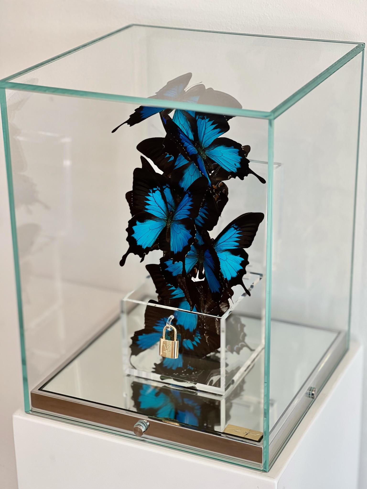 Love Lock Indonesia - Contemporary Sculpture by Roman Feral