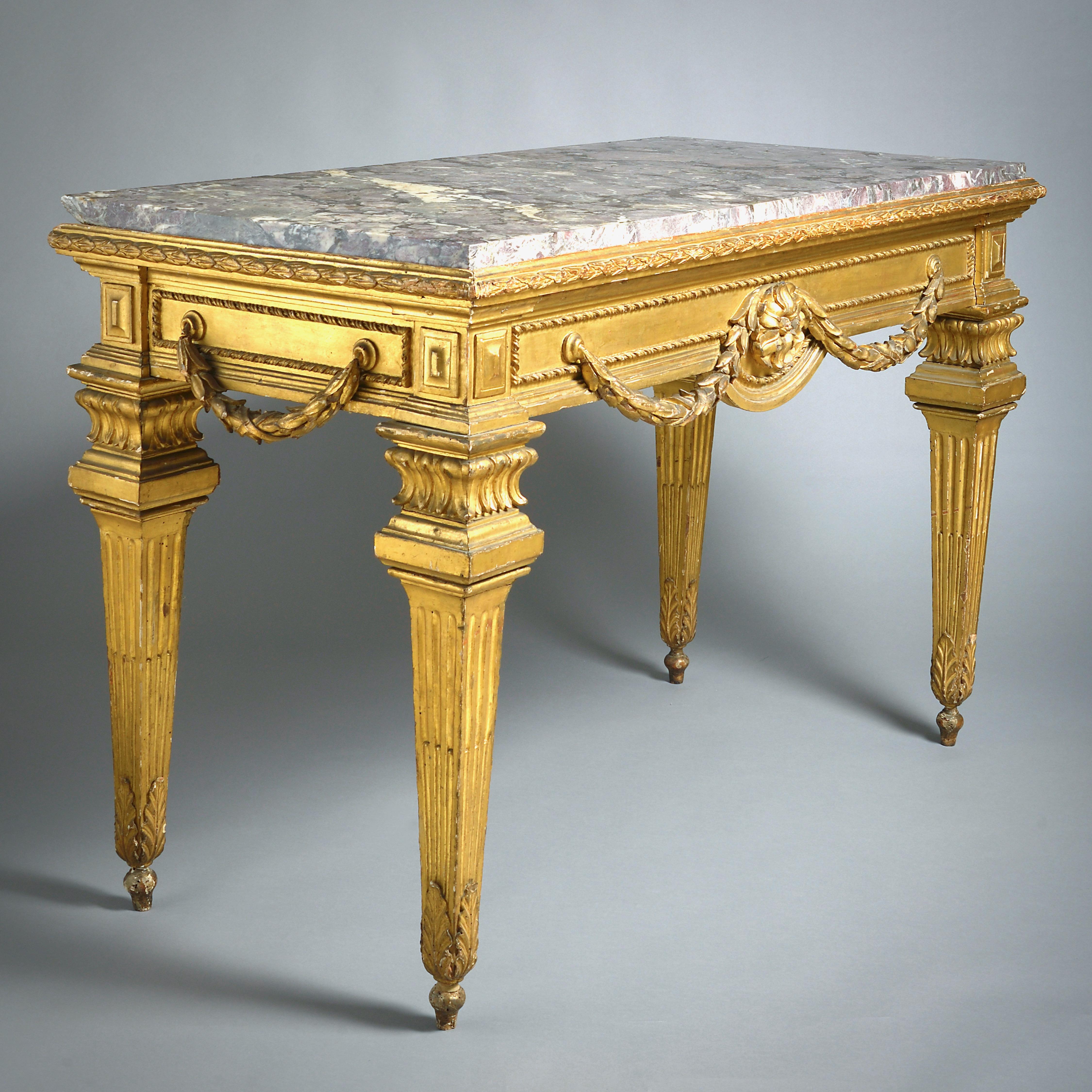 EIN FEINER RÖMISCHER BEISTELLTISCH AUS VERGOLDETEM HOLZ MIT SEINER ORIGINALEN BRECHE VIOLETTE MARMORPLATTE, UM 1775.

Behält seine ursprüngliche Vergoldung.
