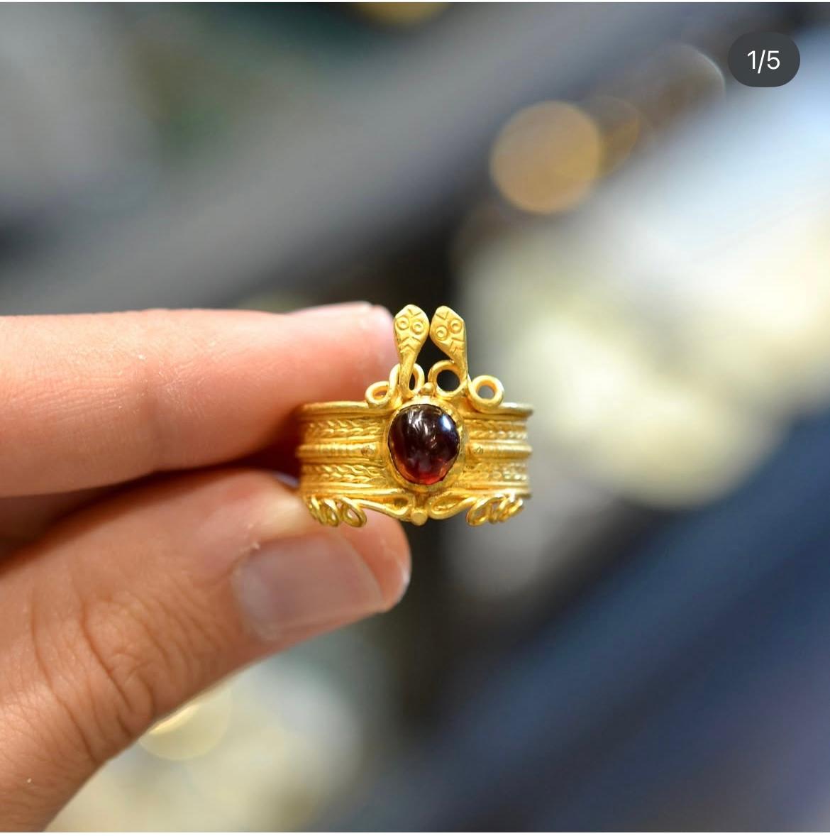 Bague romaine en or et grenat en forme de serpent Circa 1st Century A.D. Unisexe en vente