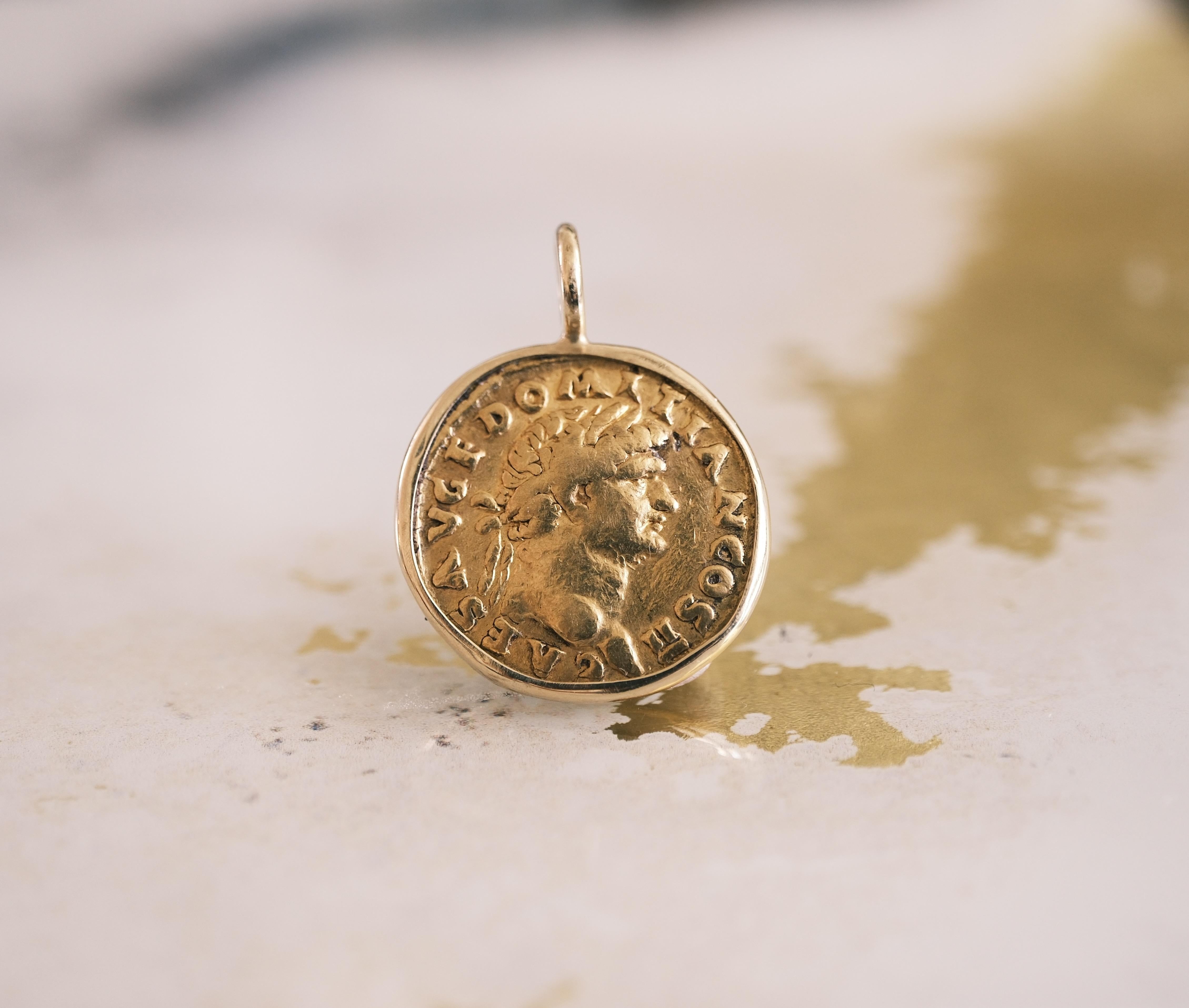 Aureo romano di Domiziano, ADS 73, incastonato in una collana d'oro 18k In condizioni Nuovo in vendita a Chicago, IL