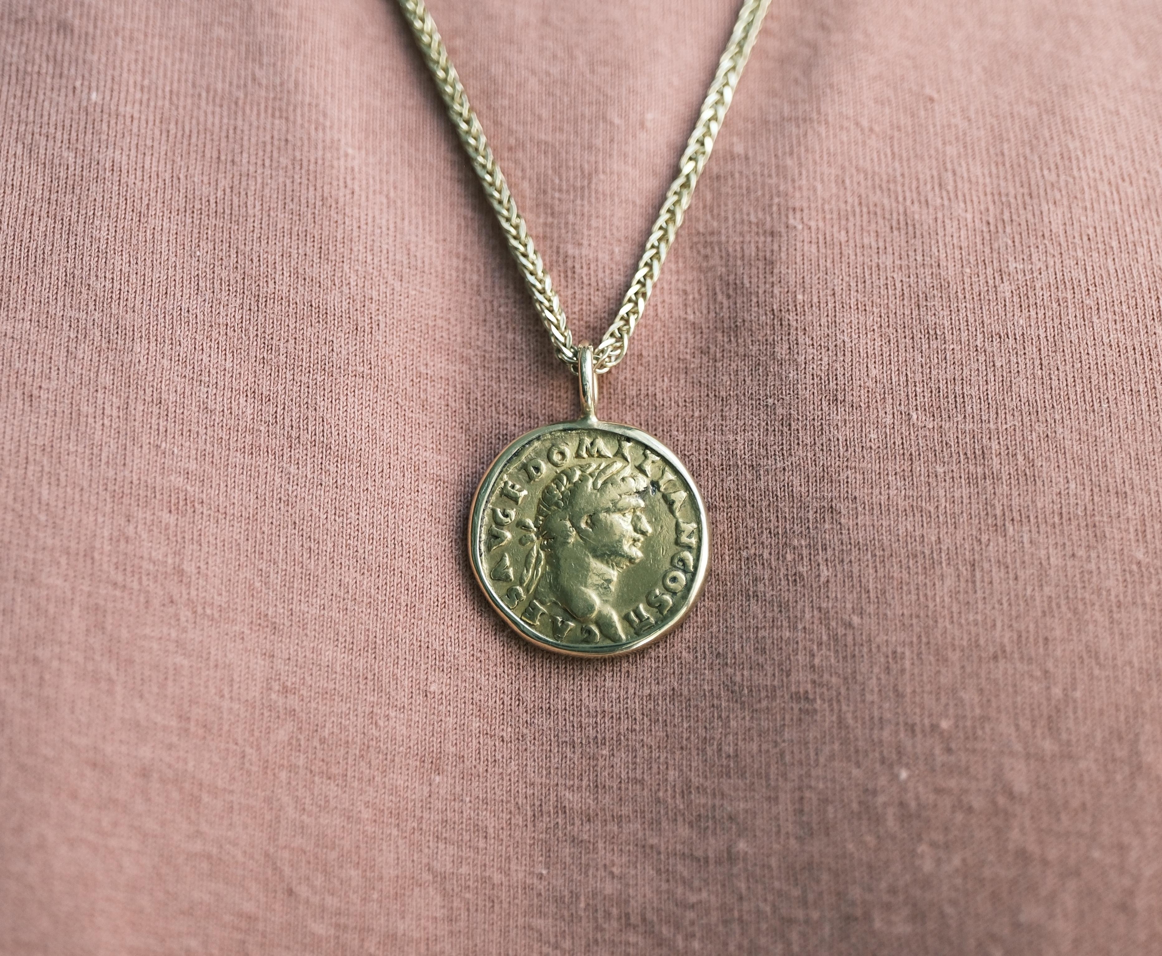 da uomo o donna Aureo romano di Domiziano, ADS 73, incastonato in una collana d'oro 18k in vendita