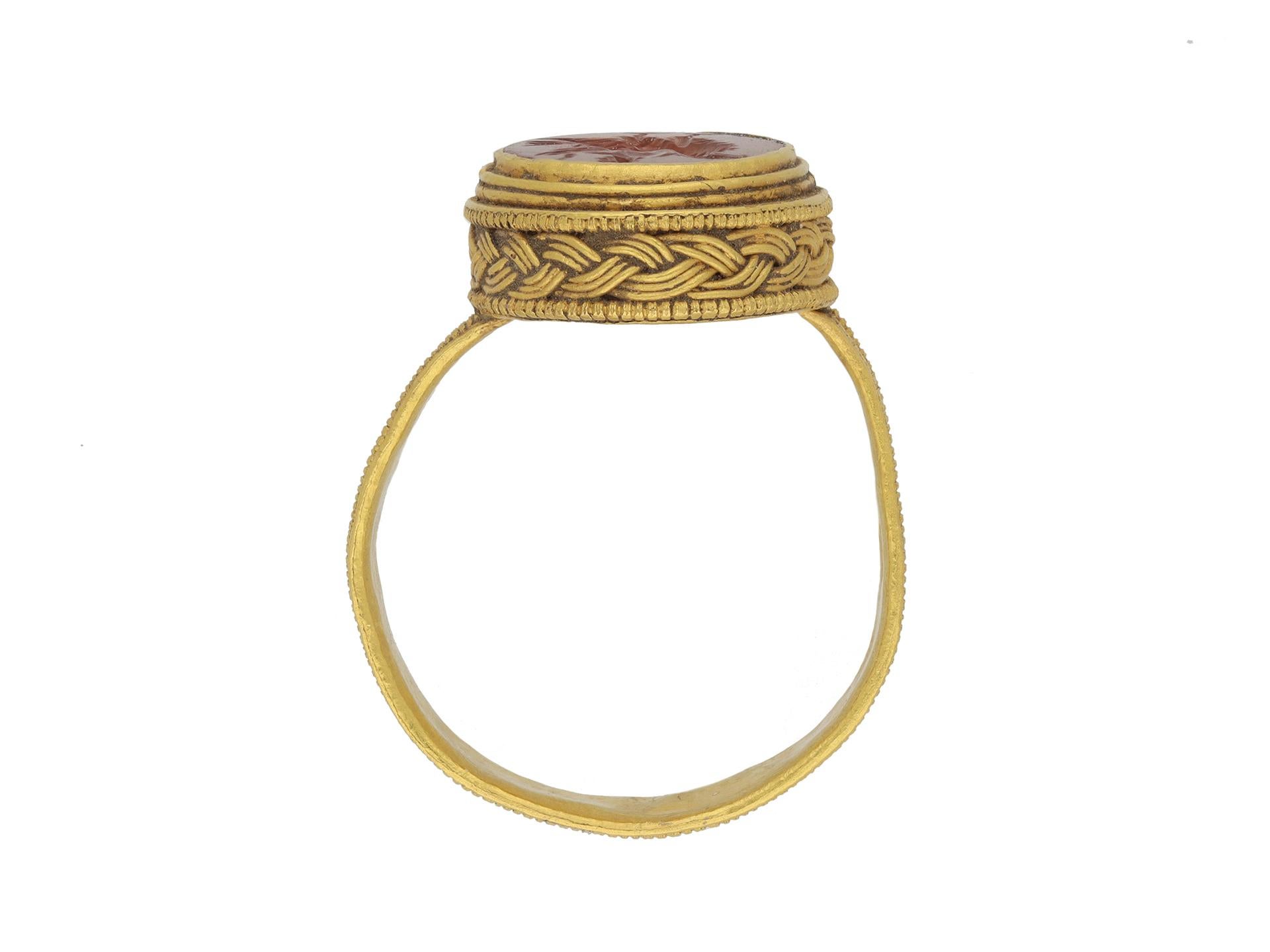 Classical Roman Roman Gold Finger Ring with Eagle Intaglio, circa 3rd-4th Century AD For Sale