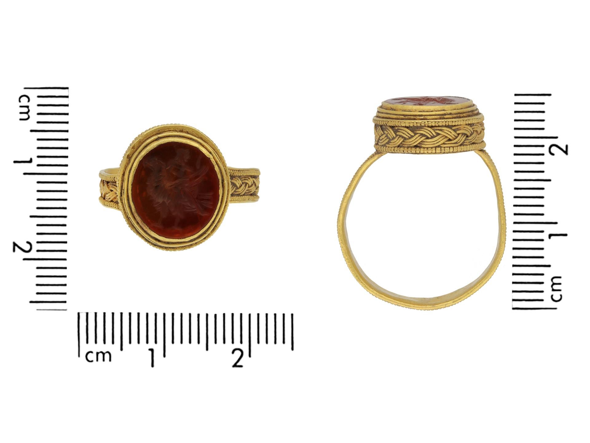 Roman Gold Finger Ring with Eagle Intaglio, circa 3rd-4th Century AD In Good Condition For Sale In London, GB