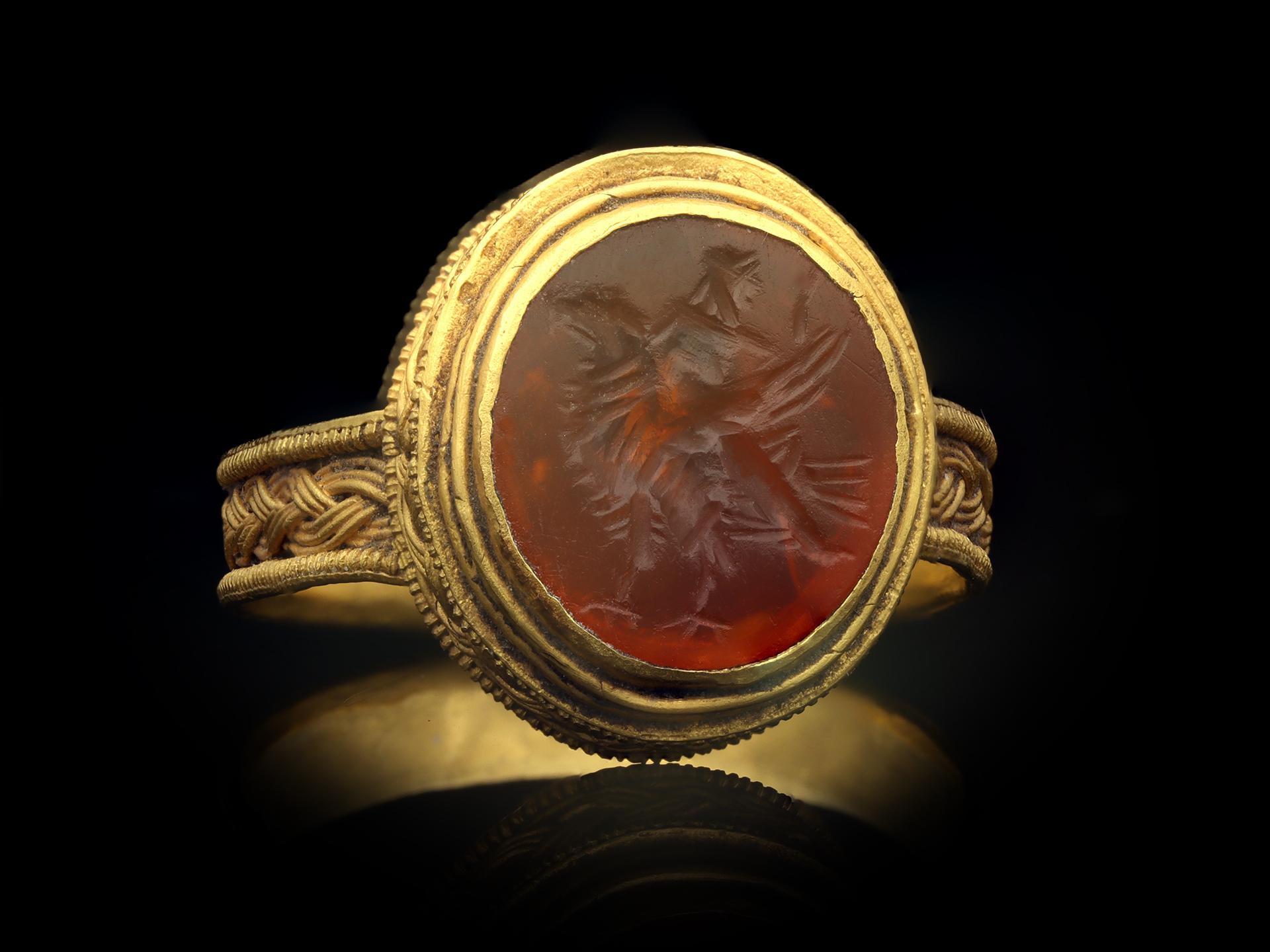 Roman Gold Finger Ring with Eagle Intaglio, circa 3rd-4th Century AD For Sale 1