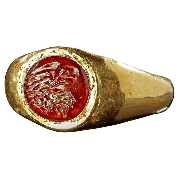 Roman Gold Ring with Garnet Intaglio of an Eagle
s Head 1st century A.D. im Angebot