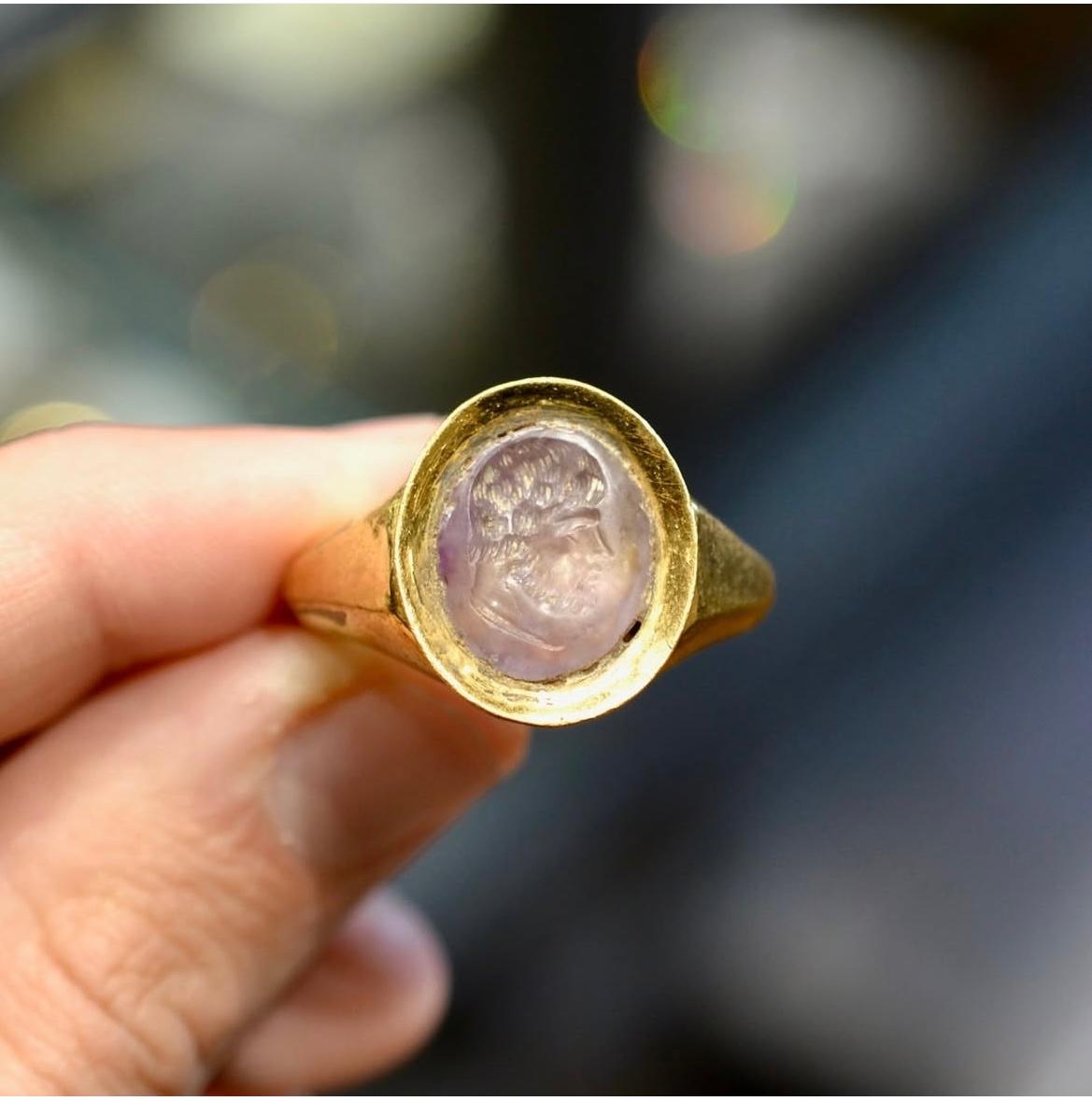 da uomo o donna Anello romano in oro con incisione di ametista raffigurante un uomo barbuto, III secolo d.C. in vendita