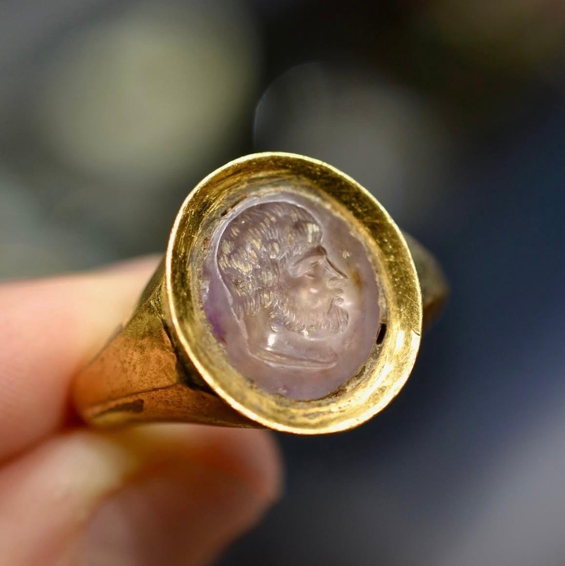 Anello romano in oro con incisione di ametista raffigurante un uomo barbuto, III secolo d.C. in vendita 1