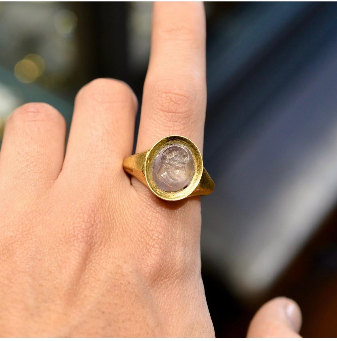Anello romano in oro con incisione di ametista raffigurante un uomo barbuto, III secolo d.C. in vendita 2