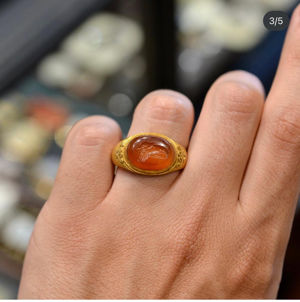 Römischer Goldring mit Karneol-Intaglio eines Gryllos Sileno und Adlers für Damen oder Herren im Angebot