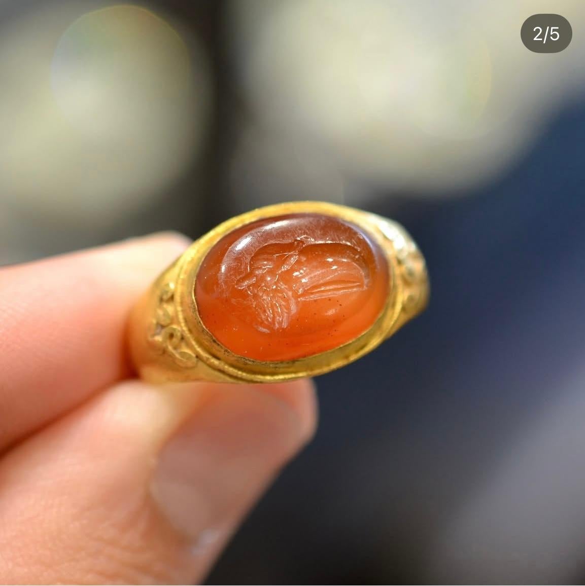 Römischer Goldring mit Karneol-Intaglio eines Gryllos Sileno und Adlers im Angebot 1