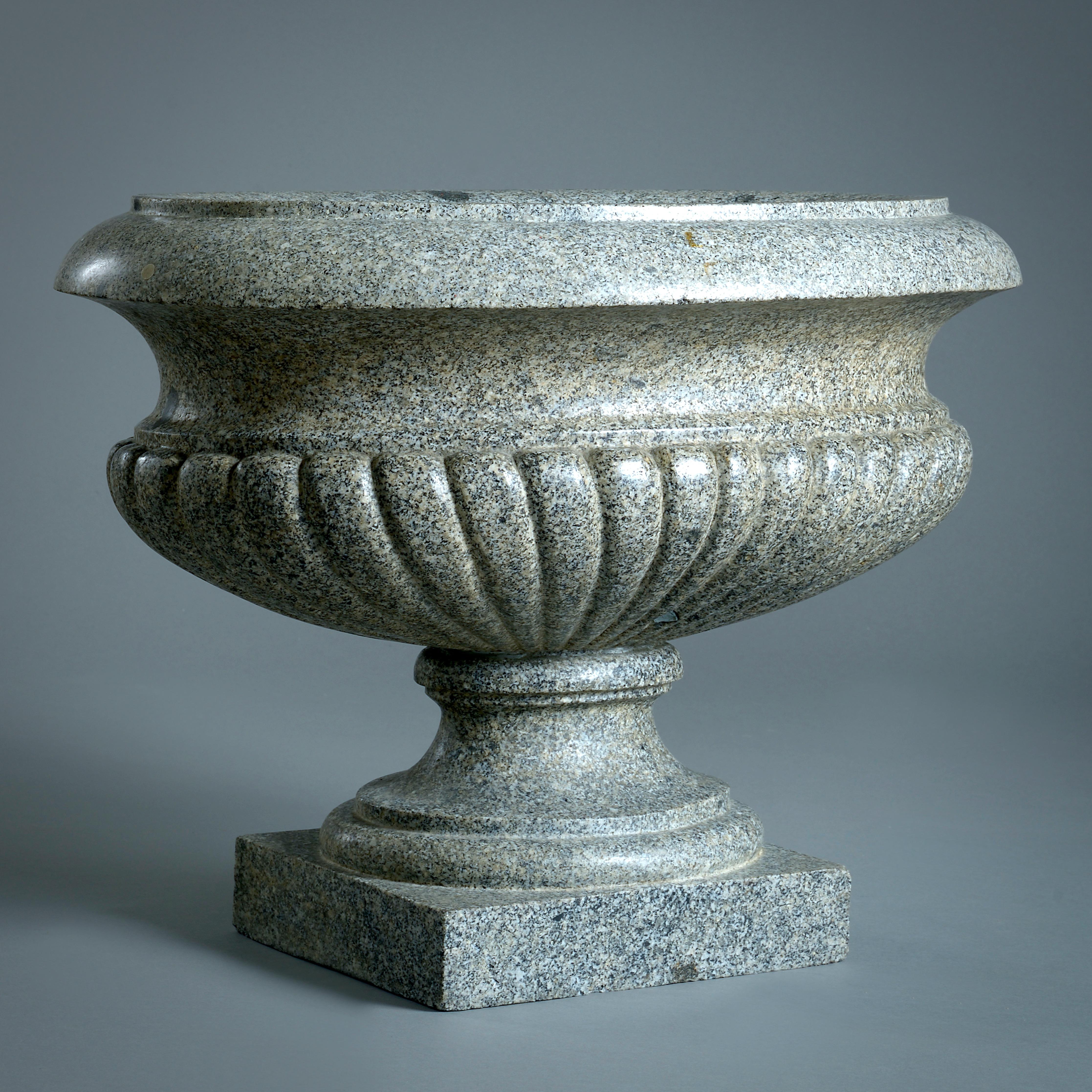 Vaso ovale a coste Roman Granito Del Foro In condizioni buone in vendita a London, GB