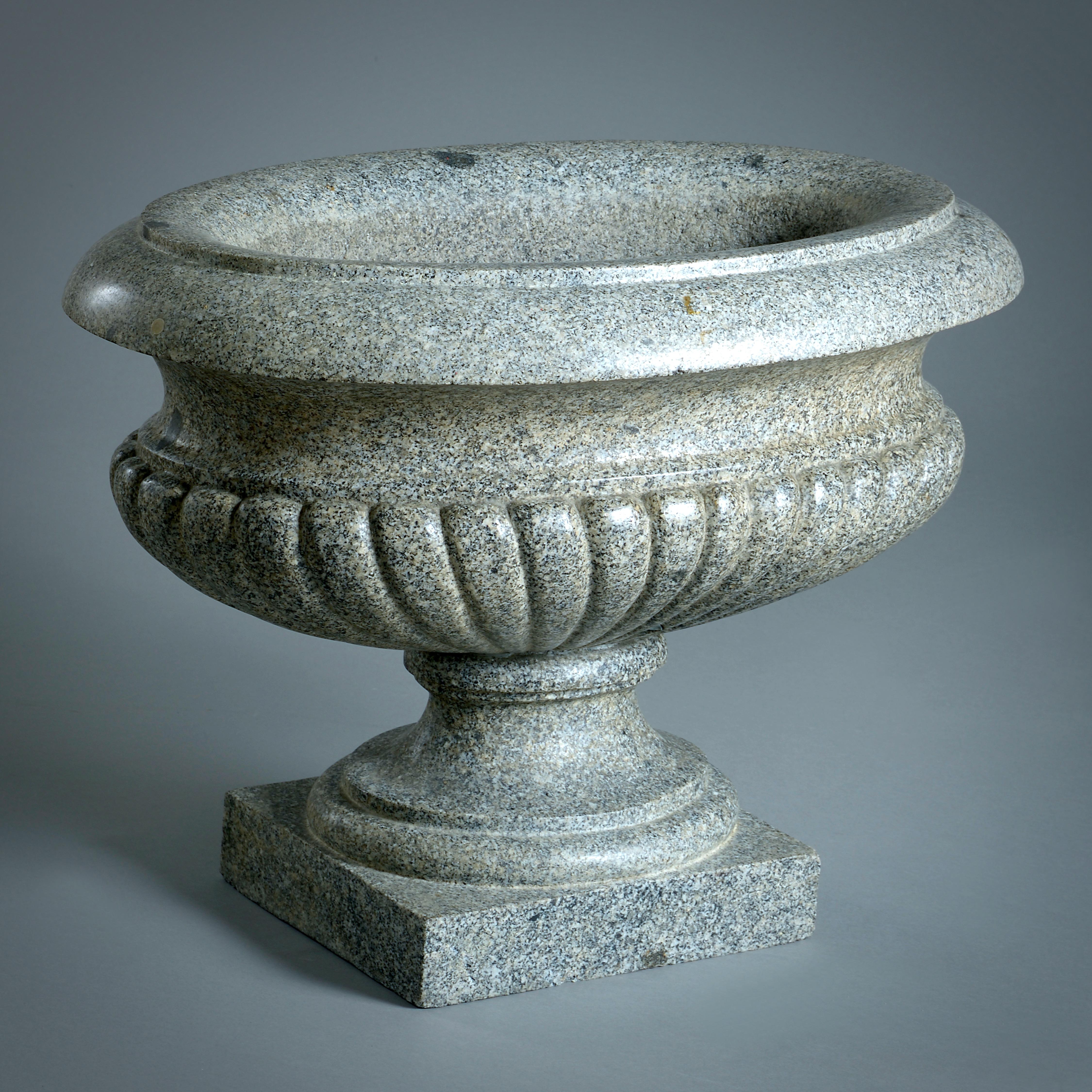 Inizio XVIII secolo Vaso ovale a coste Roman Granito Del Foro in vendita
