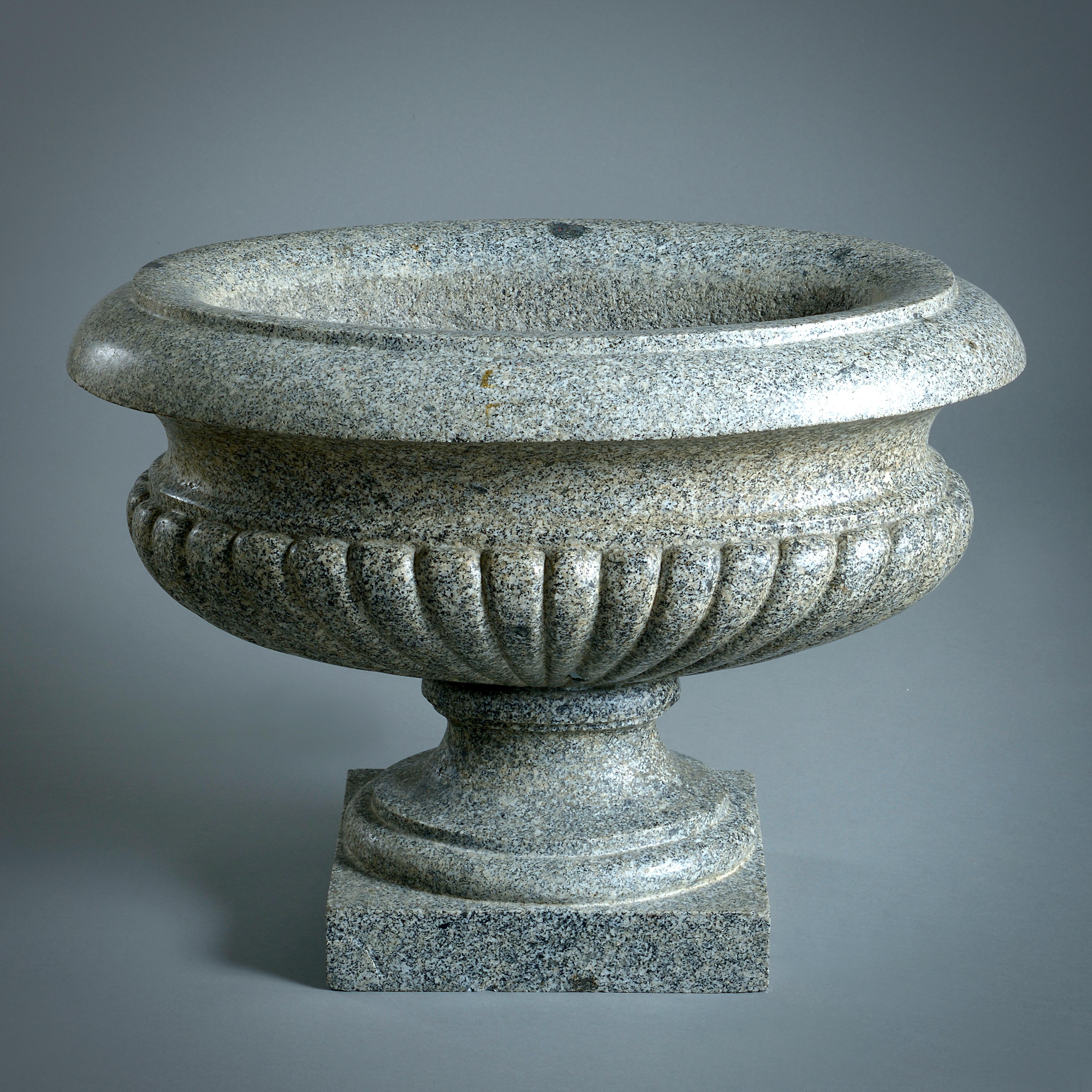 Vaso ovale a coste Roman Granito Del Foro in vendita 1