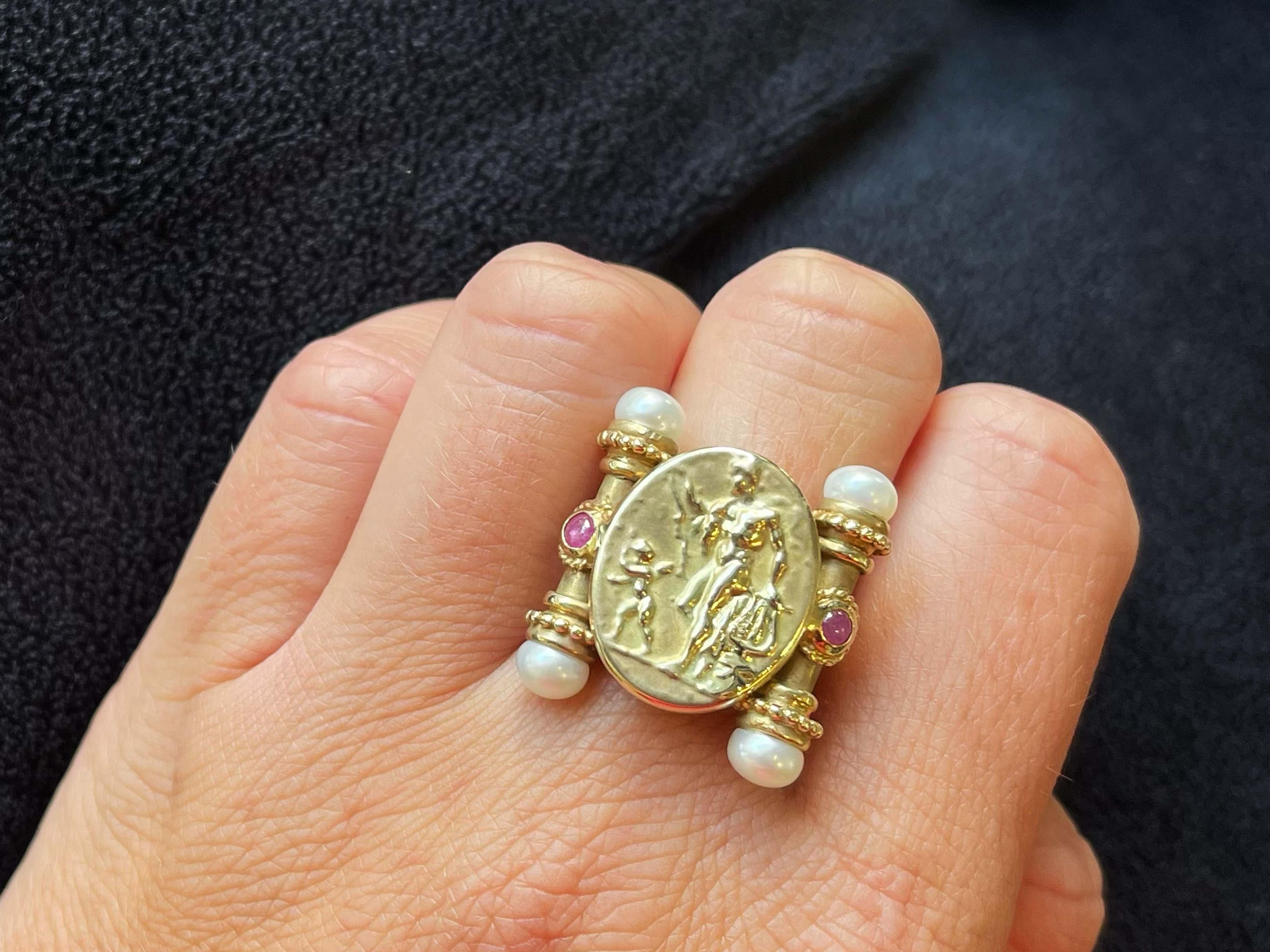 Artikel-Spezifikationen:

Metall: 14K Gelbgold

Stil: Statement-Ring

Ringgröße: 7.25 (Größenänderung gegen Gebühr möglich)

Ring Höhe: 24 mm x 22 mm

Gesamtgewicht: 10,4 Gramm

Edelstein-Spezifikationen:

Edelsteine: 2 rote Cabochon-Rubine

Perlen: