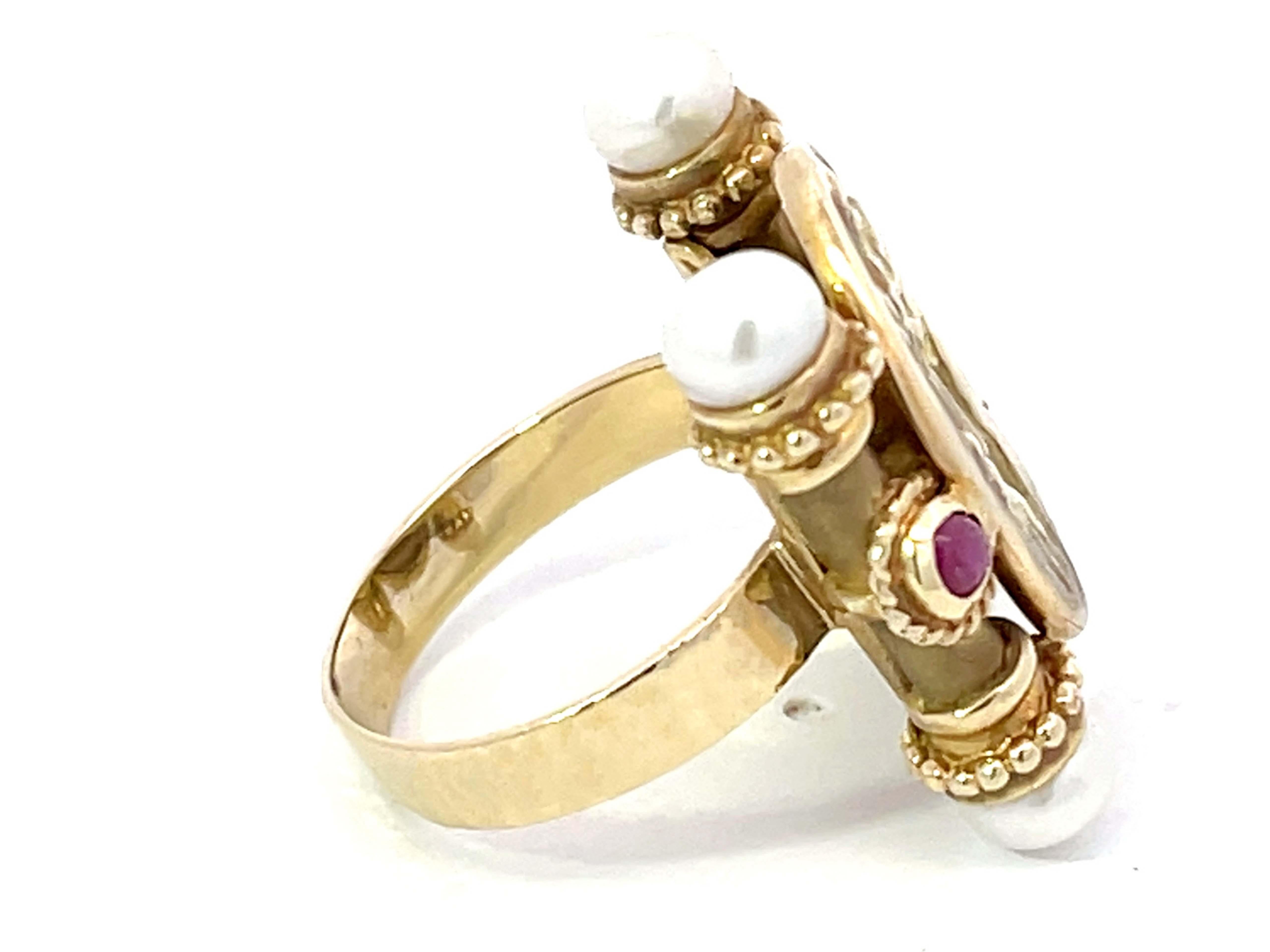 Romanischer griechischer Kamee-Ring aus 14 Karat Gelbgold mit Rubin und Perlen im Schnörkelstil im Zustand „Hervorragend“ in Honolulu, HI