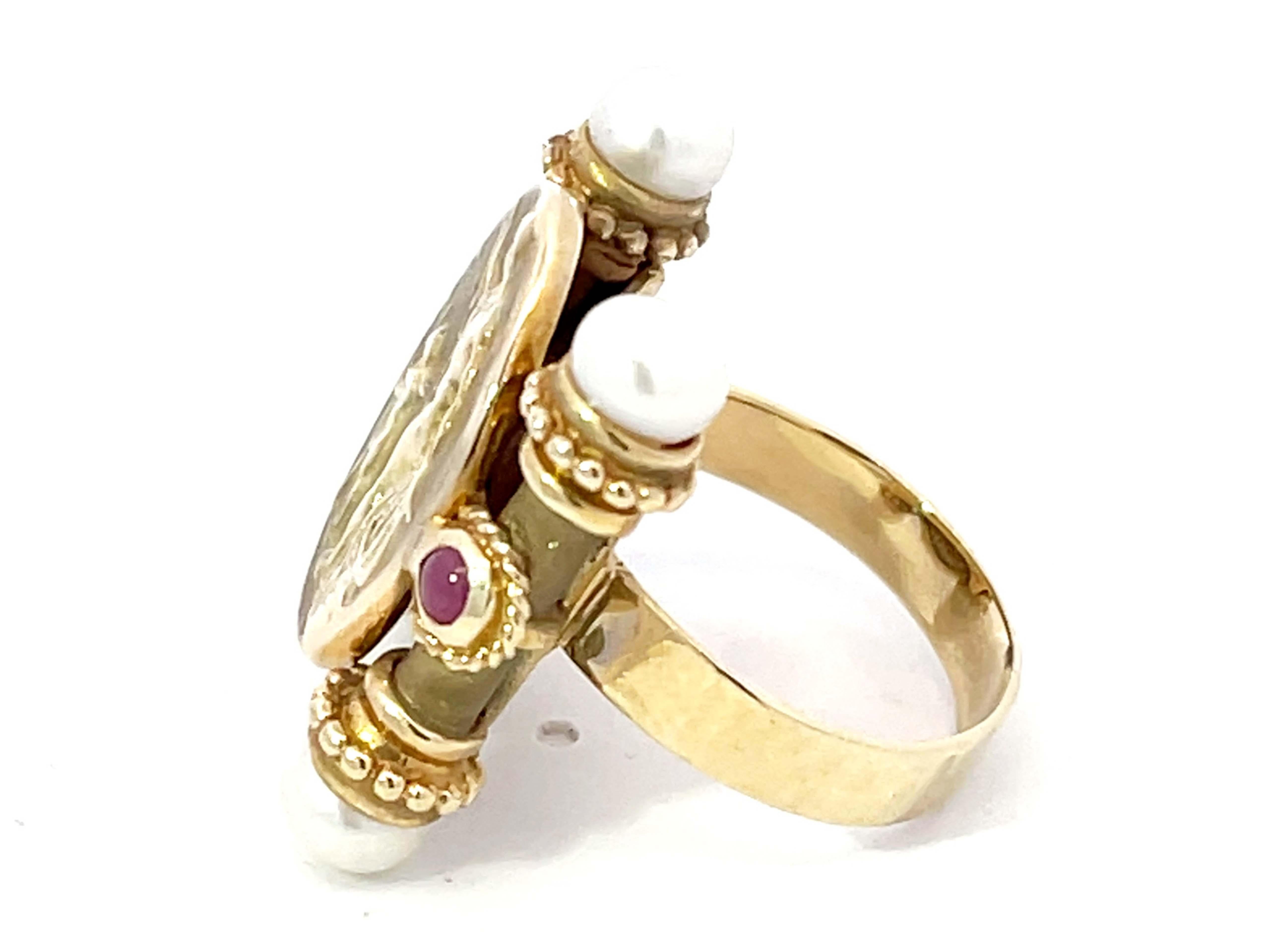 Romanischer griechischer Kamee-Ring aus 14 Karat Gelbgold mit Rubin und Perlen im Schnörkelstil für Damen oder Herren