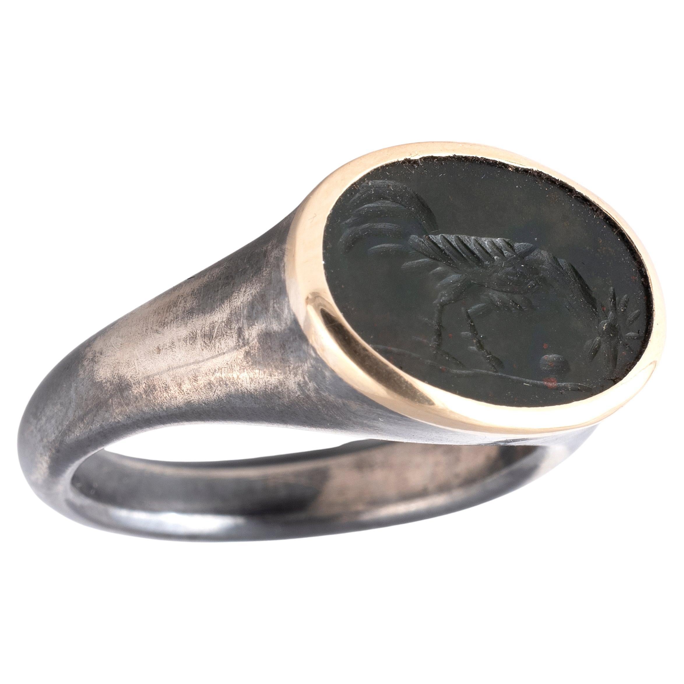Une superbe intaille romaine montée dans une bague de l'époque victorienne. La pierre de jaspe a été sculptée avec un coq qui picore le sol. Le coq a un fort symbolisme dans la littérature occidentale... le coq comme symbole de l'amour paternel et