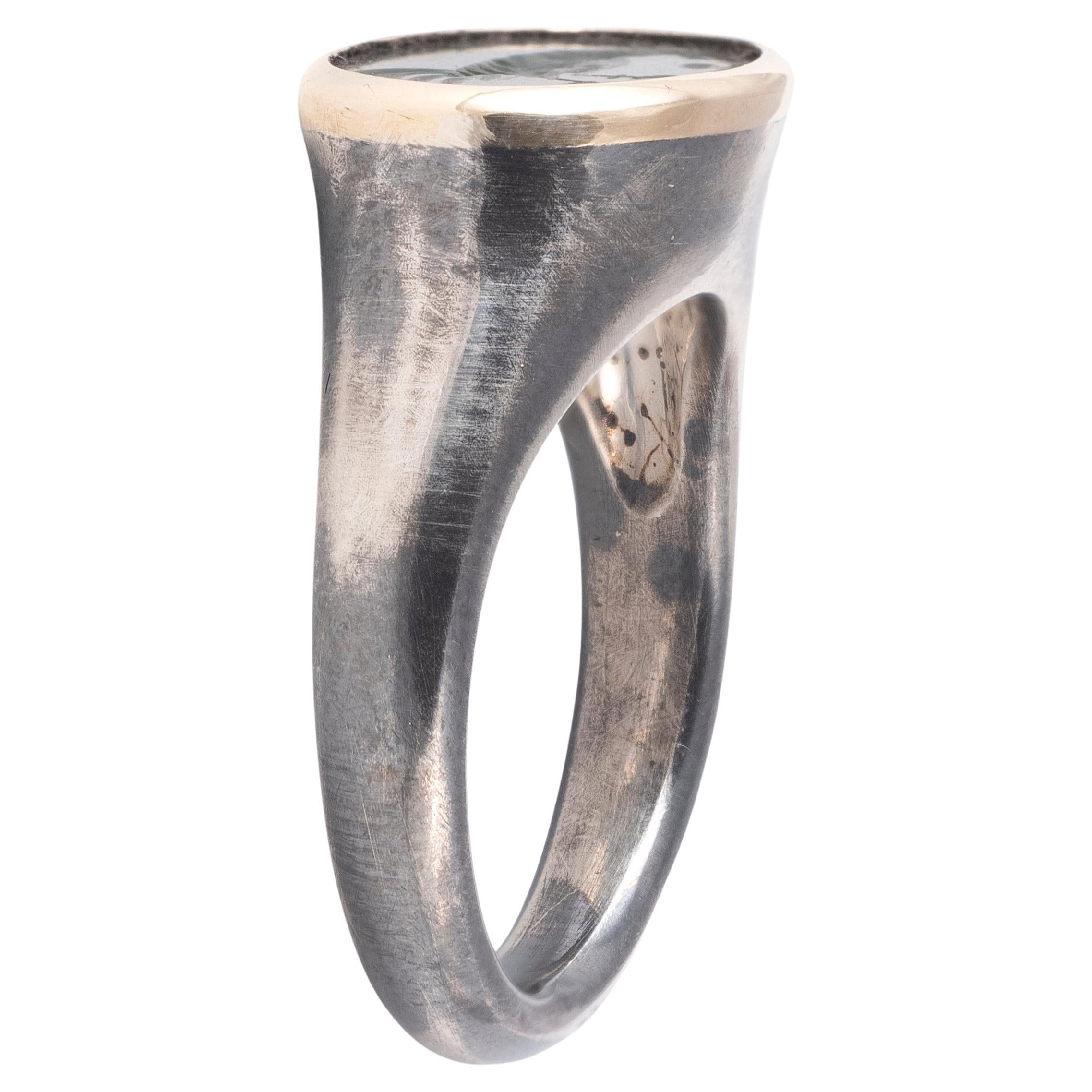 Non taillé Bague romaine en argent et en or sertie d'intailles de coq en jaspe vert, circa 2nd Century A.D. en vente