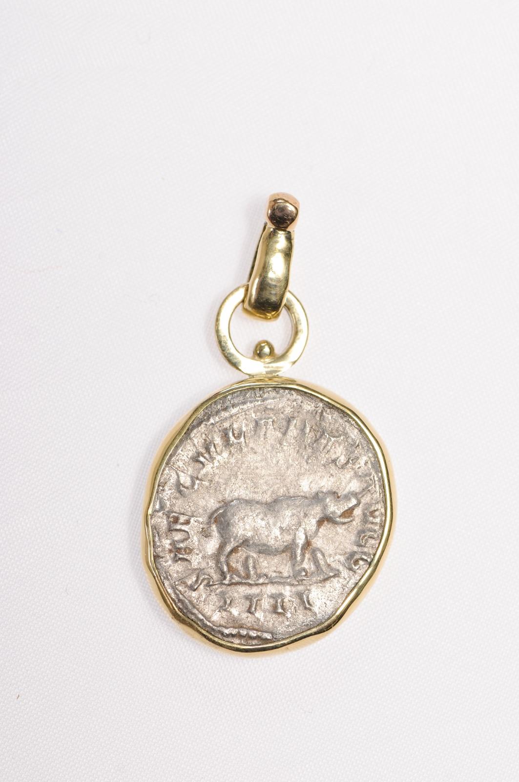 Romanischer Hippopotamus- Münz-Anhänger aus 18 Karat Gold (pendant nur) im Angebot 5