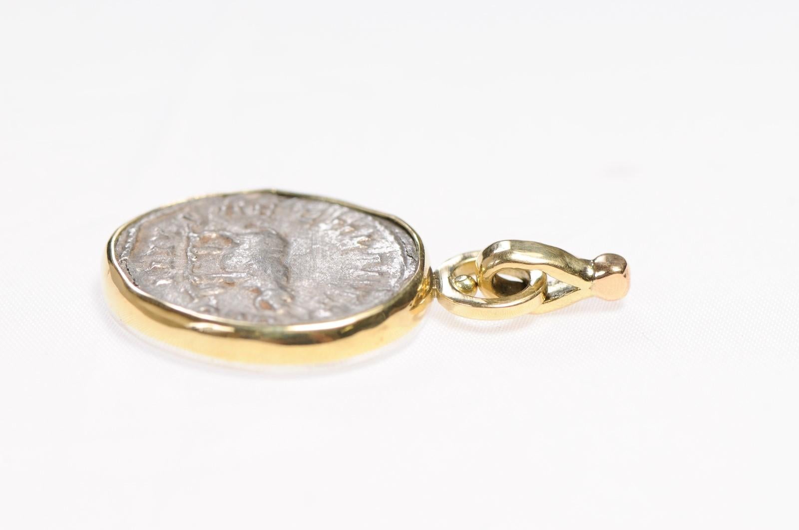 Eine authentische Otacilia Severa, Rom, Antoninianus AR-Münze (244-249 n. Chr.), eingefasst in einen kundenspezifischen 18-karätigen Goldanhänger mit Bügel. Auf der Seite der Münze ist das Nilpferd (nach rechts) zu sehen, mit SAECVLARES AVGG und