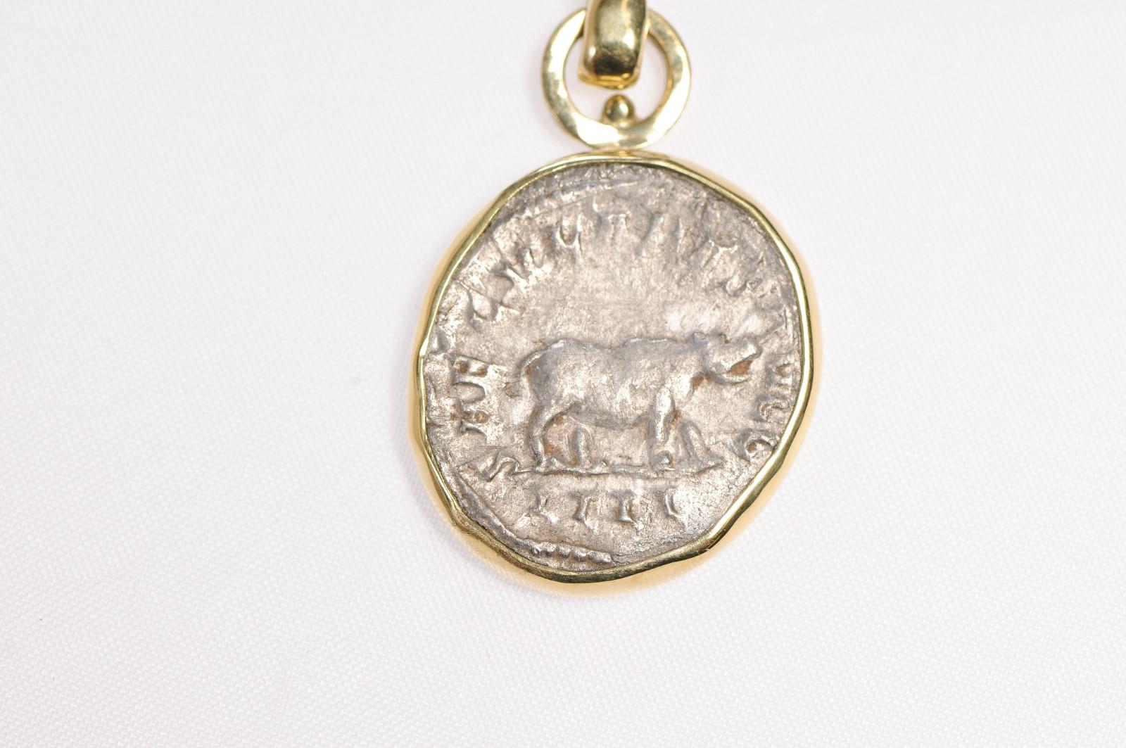 Pendentif pièce de monnaie Hippopotame romain Or 18kt (pendentif uniquement) en vente 3
