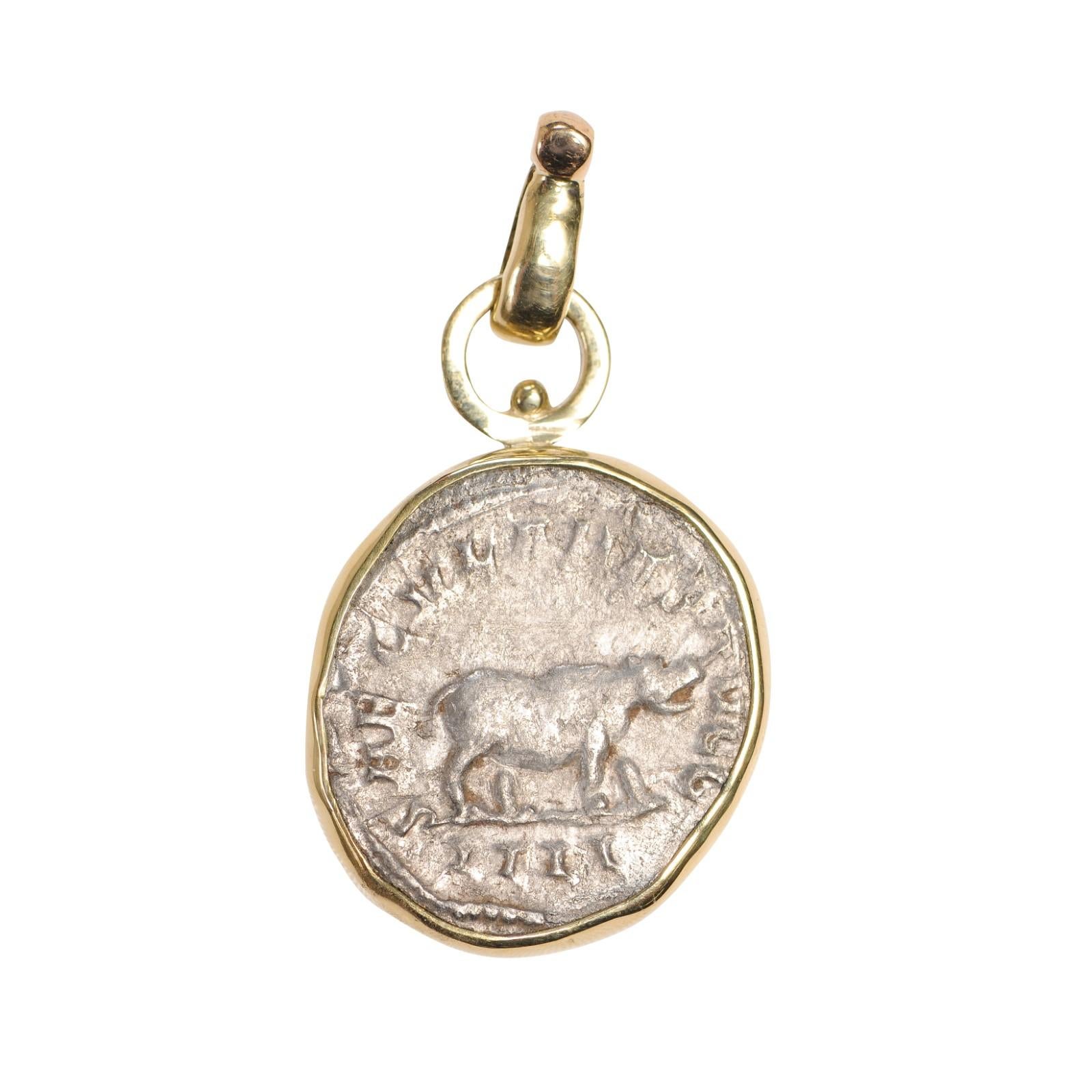 Pendentif pièce de monnaie Hippopotame romain Or 18kt (pendentif uniquement) en vente 4