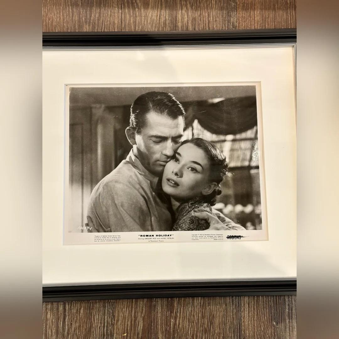 Roman Holiday (1960r) - FRAMED
Foto Standbild (8 X 10 Zoll)

Originalfotografisches Produktionsstandbild #10059-1.

Es handelt sich um ein schwarz-weißes Werbefoto von 1960, das auch für die Wiederveröffentlichung von 1962 verwendet wurde, wie der