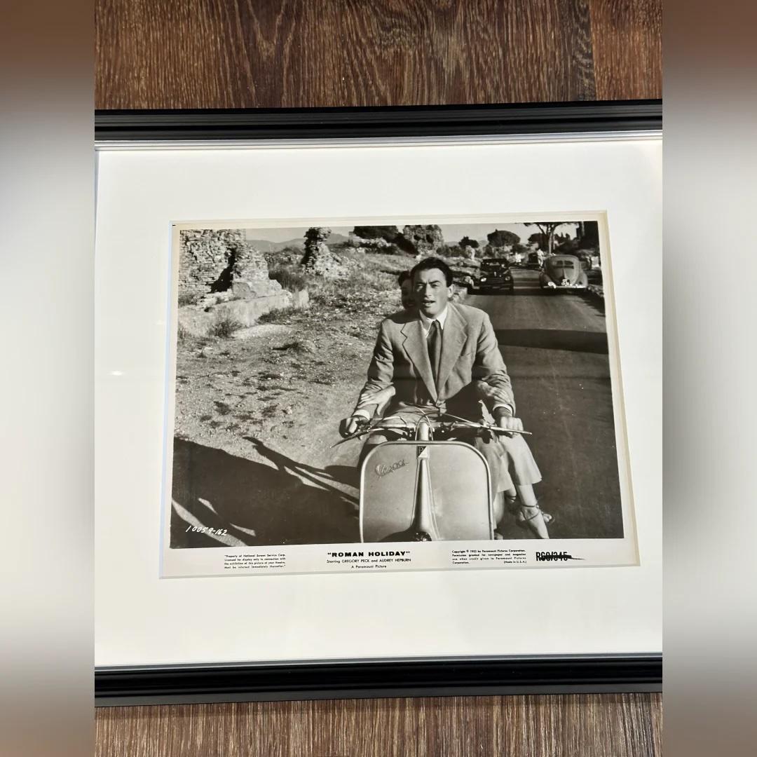 Roman Holiday (1960r) - FRAMED
Photo Still (8 X 10 Inches)

Original Photographic Production still #10059-162.

This is a 1960 re-release black & white publicity still, that was also re-used for the 1962 re-release as evidenced by the 