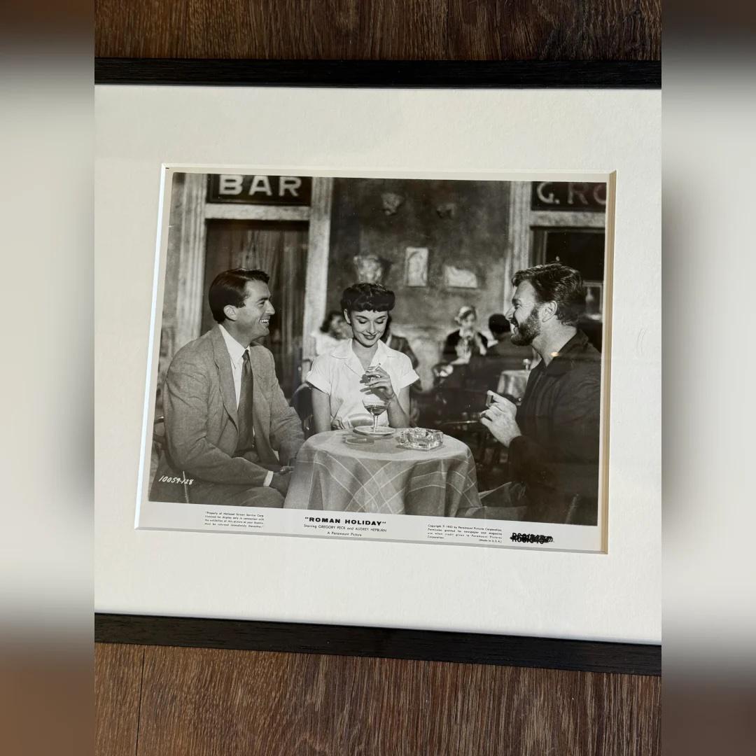 Roman Holiday (1960r) - FRAMED
Foto Standbild (8 X 10 Zoll)

Originalfotografisches Produktionsstandbild #10059-128.

Es handelt sich um ein schwarz-weißes Werbefoto von 1960, das auch für die Wiederveröffentlichung von 1962 verwendet wurde, wie der