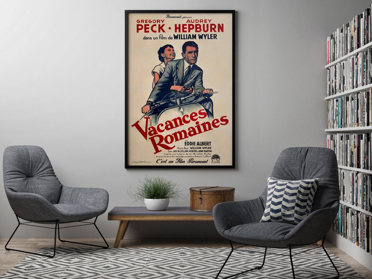 Das schöne französische Plakat der 1960er Jahre für die Neuauflage des Romantik-Klassikers Roman Holiday mit Audrey Hepburn und Gregory Peck in den Hauptrollen.

In Roman Holiday entflieht eine gelangweilte und behütete Prinzessin (Hepbrun) ihren