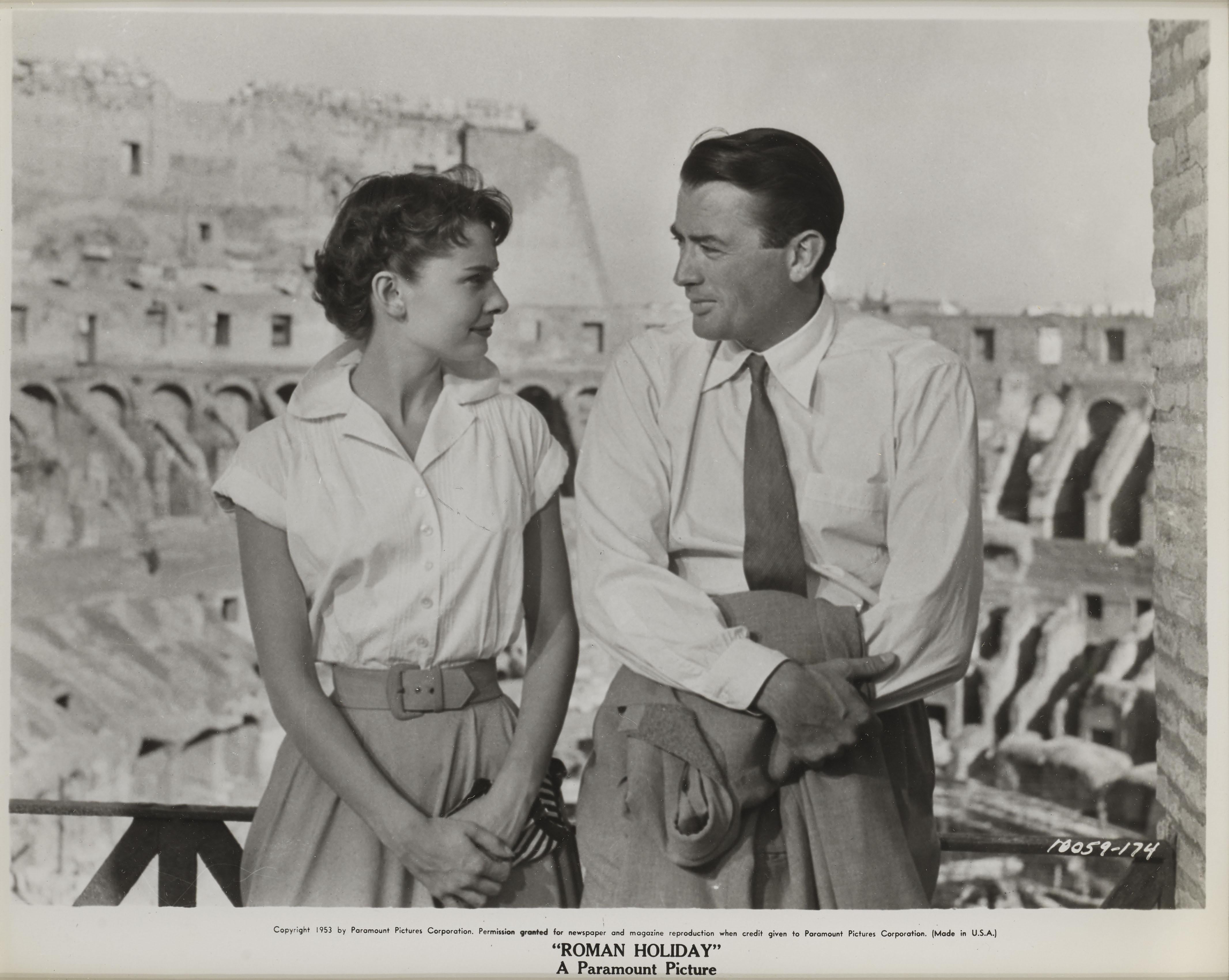 Originales US-Produktionsfoto für William Wylers romantische Komödie von 1953 mit Gregory Peck und Audrey Hepburn in den Hauptrollen.

Das Werk ist mit UV-Plexiglas in einem Tulpenholzrahmen mit säurefreien Passepartouts konservierend gerahmt. Die