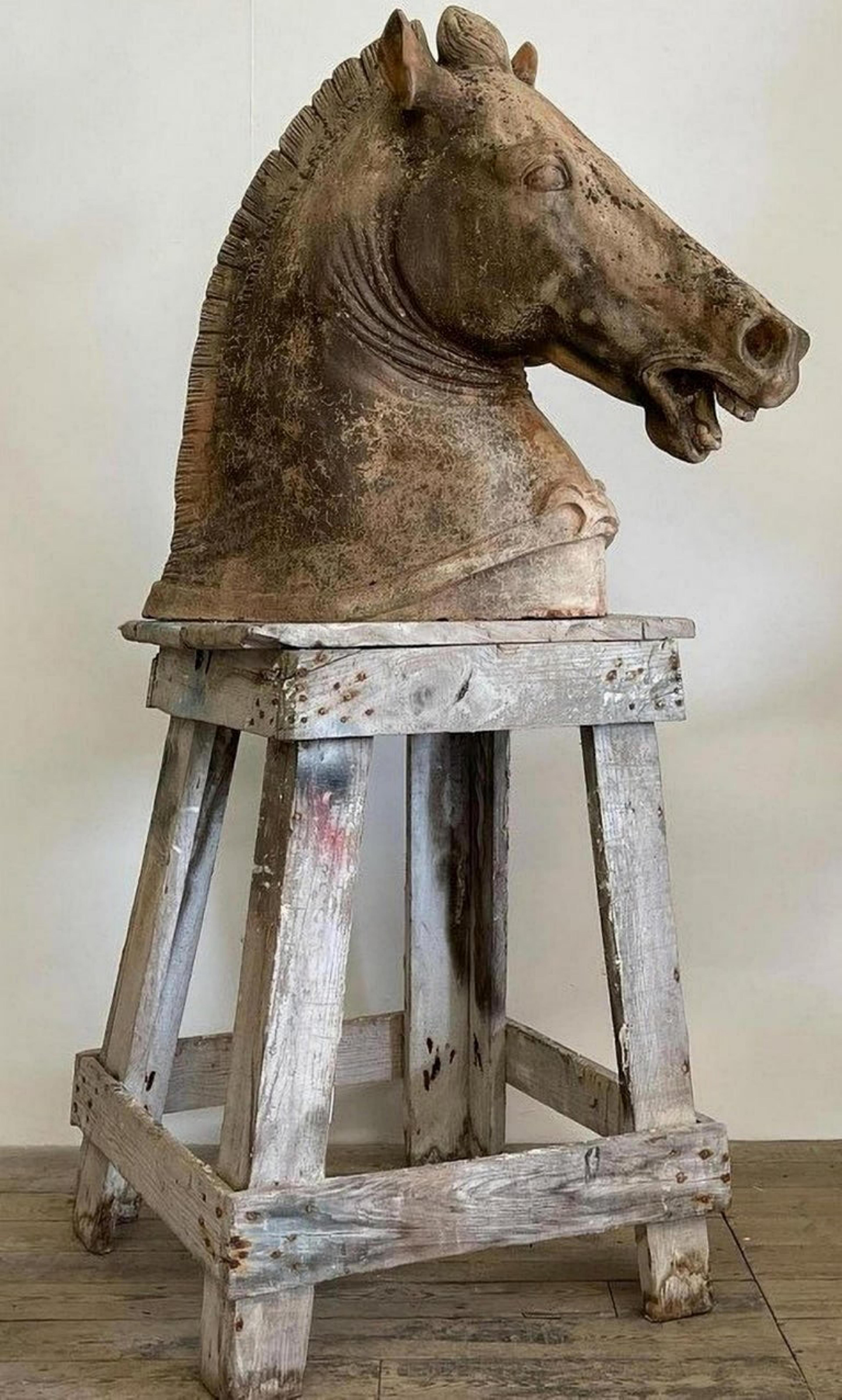 Cheval romain en terre cuite
Fin du 19e siècle

Mesures : hauteur 76 cm
Largeur 31 cm
Longueur 92 cm
Poids 18 Kg.