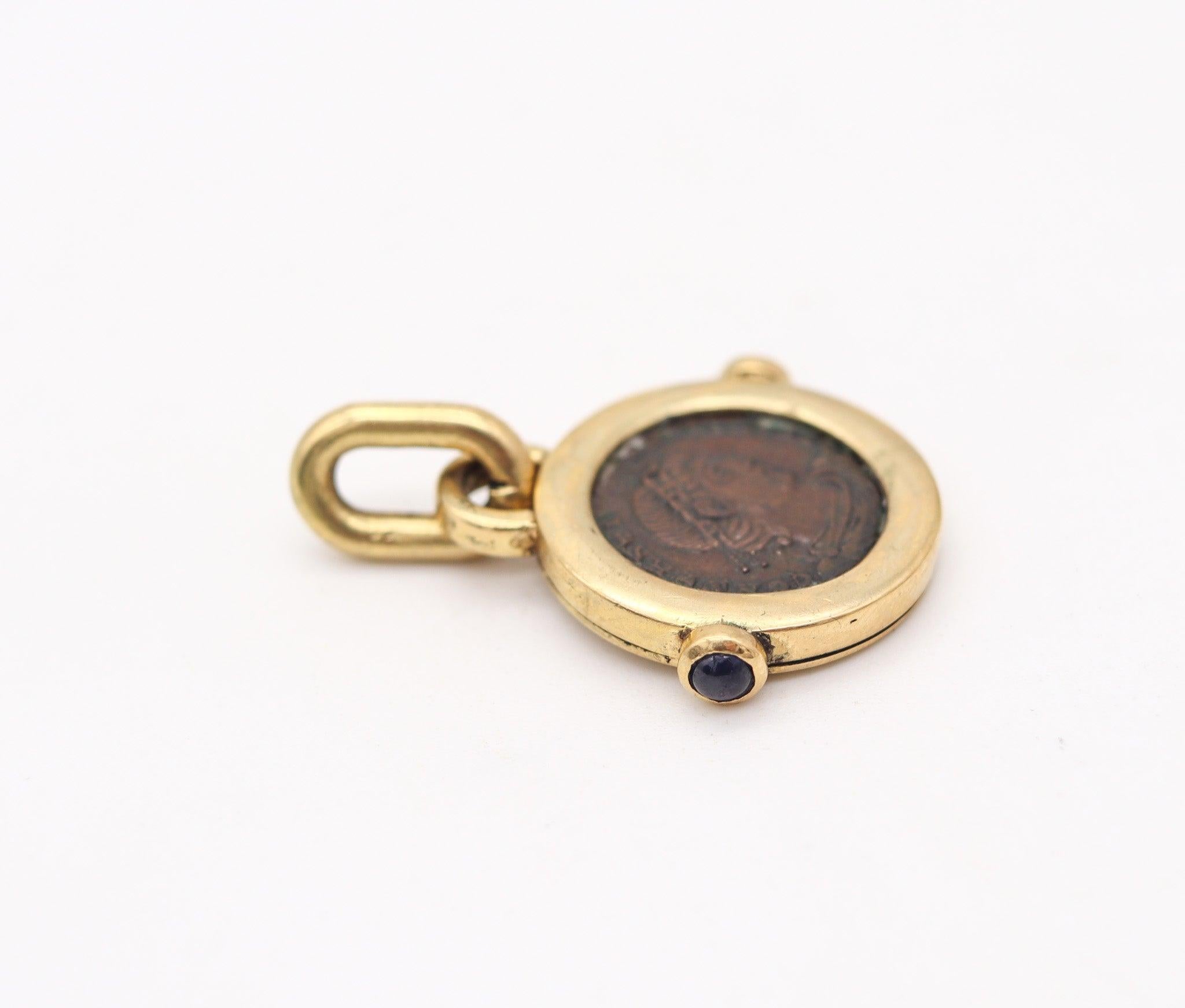 Ciondolo con moneta antica dell'Impero Romano 307 ADS e zaffiri in oro 18Kt In condizioni ottime in vendita a Miami, FL