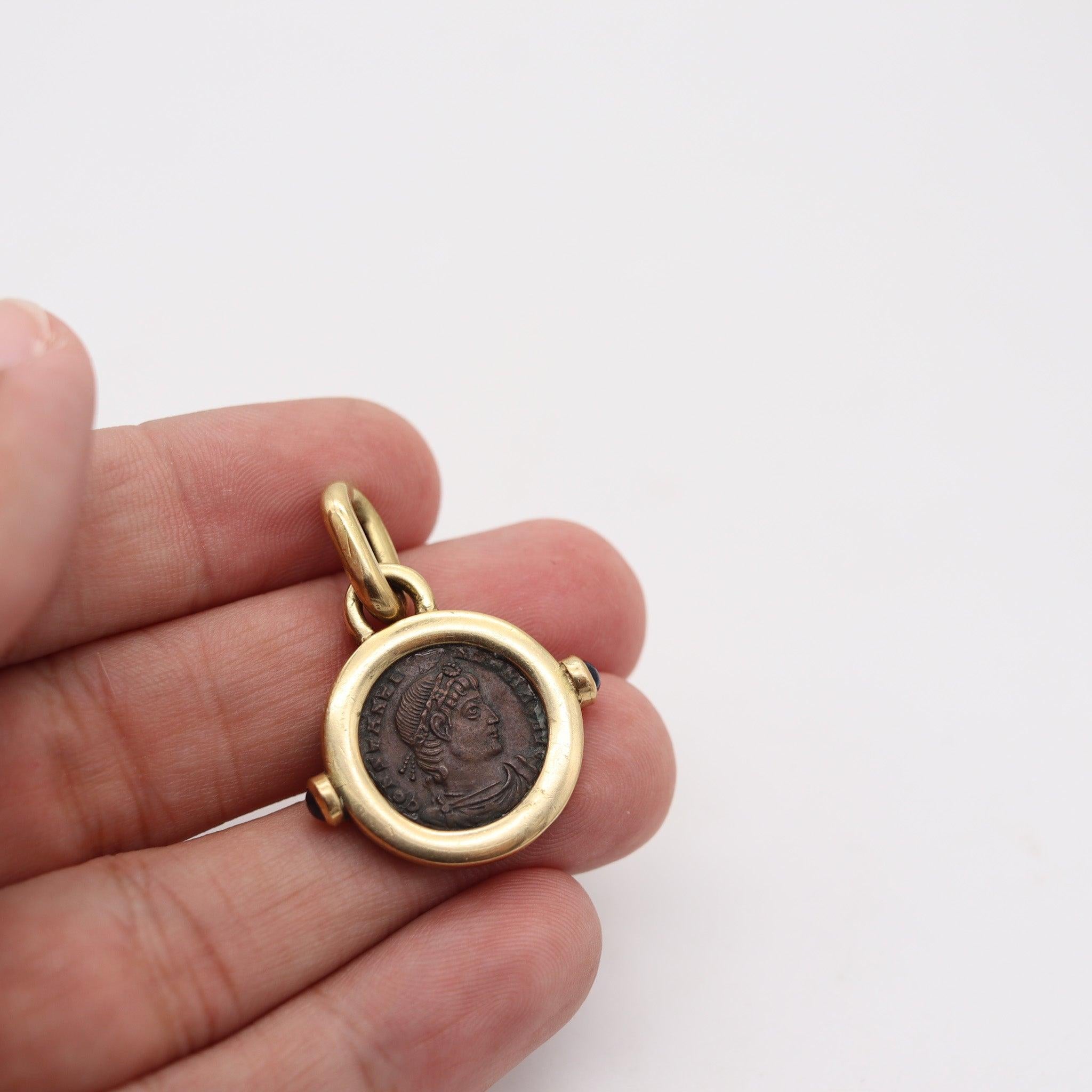 Ciondolo con moneta antica dell'Impero Romano 307 ADS e zaffiri in oro 18Kt in vendita 1