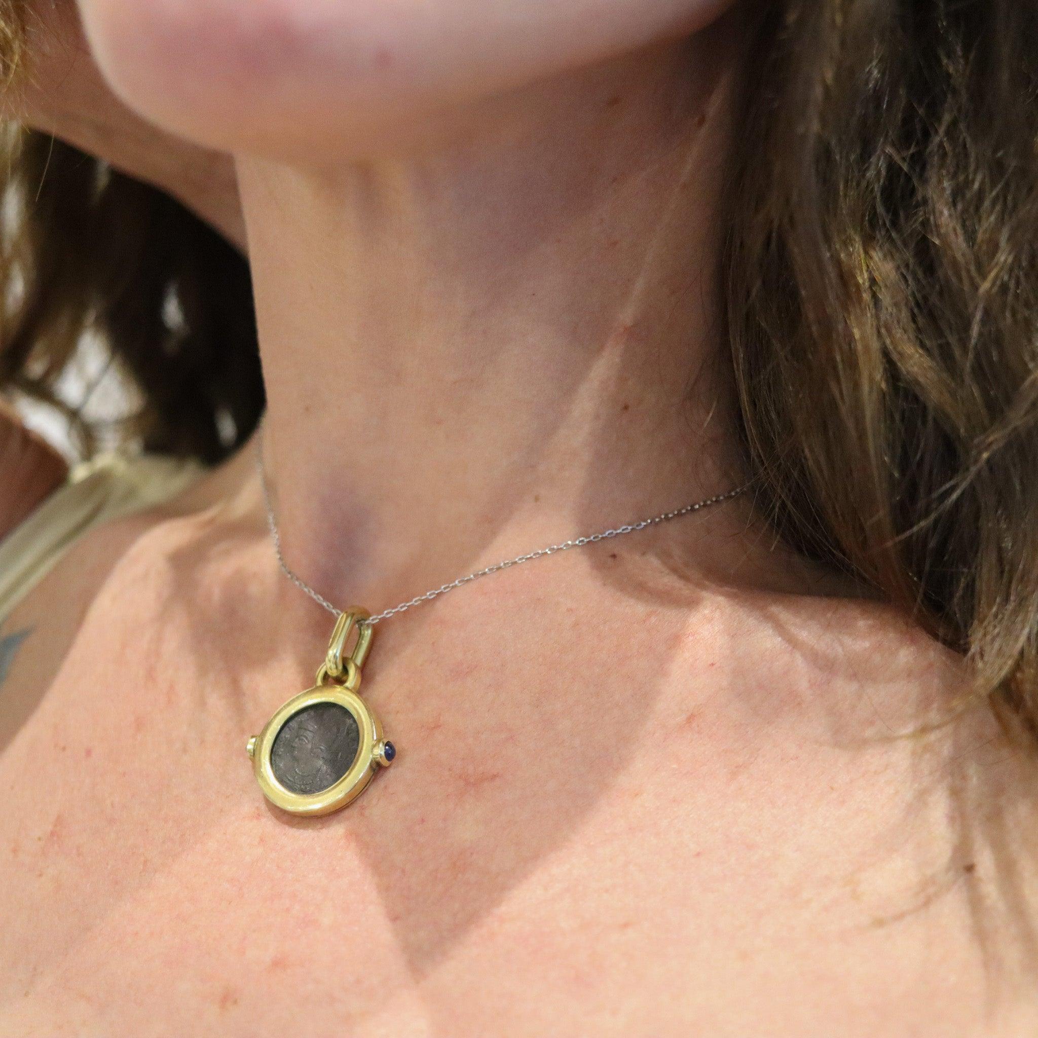 Ciondolo a forma di moneta antica romana disegnato dai Fratelli Terziani.

Si tratta di un elegante ciondolo che raffigura un'antica moneta romana, creato nella città di Arezzo presso l'Atelier A dei Fratelli Terziani, alla fine degli anni Settanta.