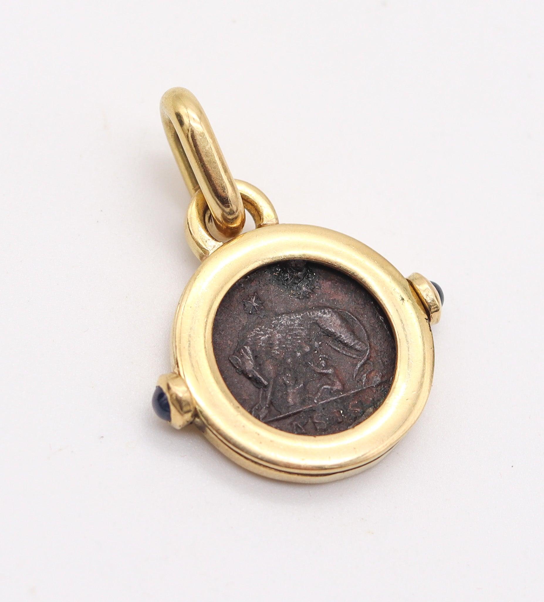 Cabochon Ciondolo a forma di moneta dell'imperatore Costantino in oro 18Kt e zaffiri in vendita