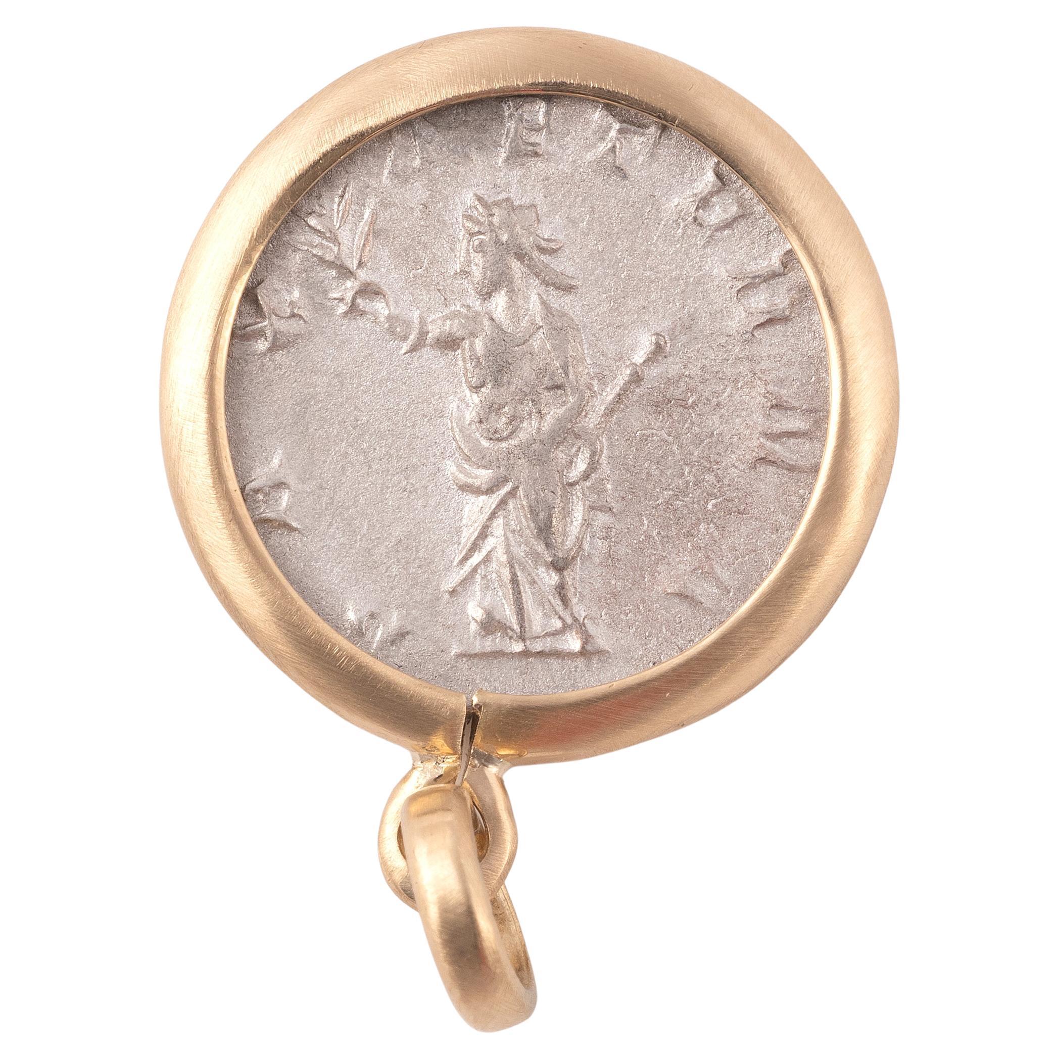 Roman Imperial Trebonianus Gallus 251-253 AD Silver Coin 18kt Gold Pendant In Excellent Condition For Sale In Firenze, IT