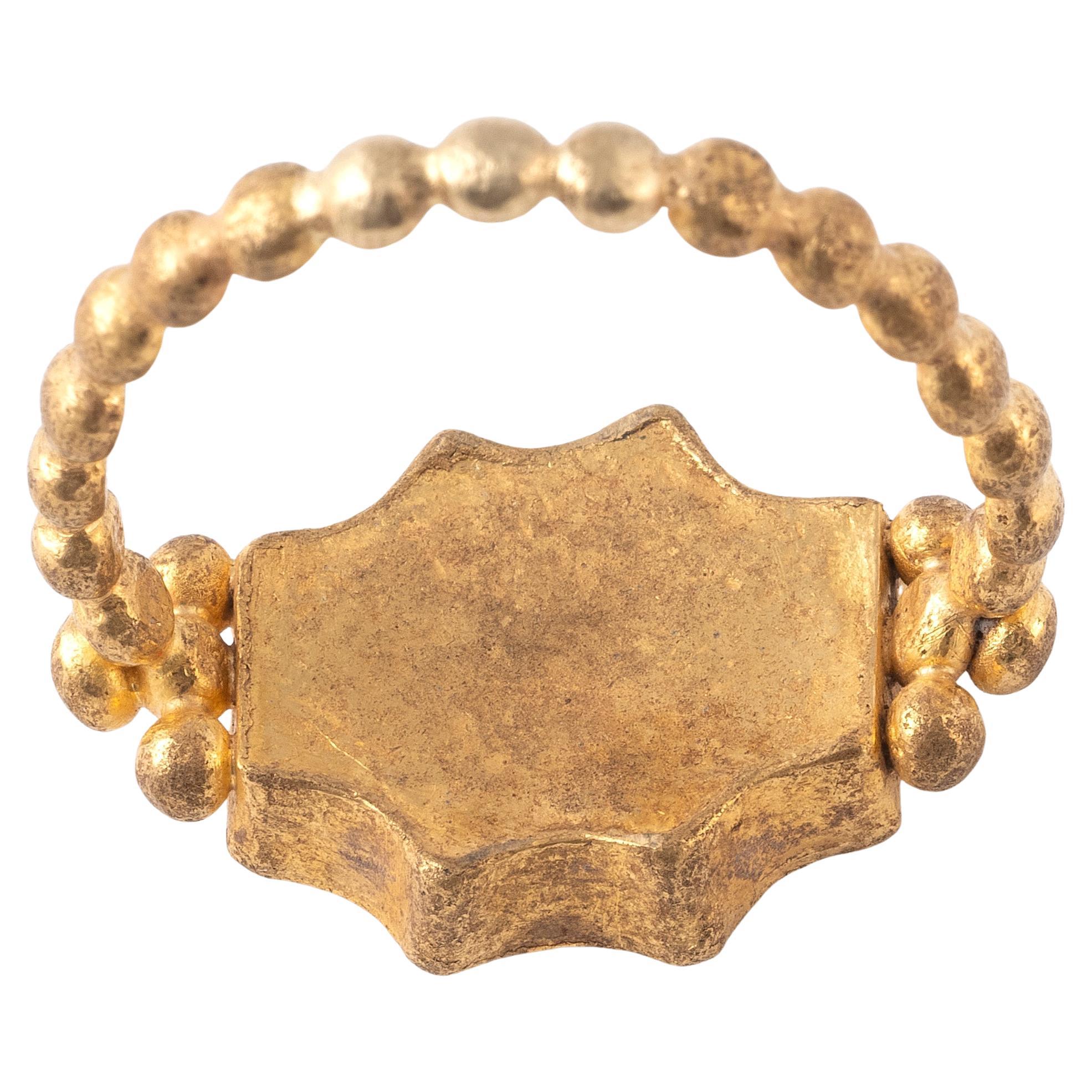 Period: 2nd century A.D.
Ring size: 9
Top size: 14.5 mm
Weight: 9 gr

This Roman-era nicolo, dating back to the 2nd century, is characterized by a refined ancient frame in 22-carat gold. The stem is distinguished by its granulated decoration, while