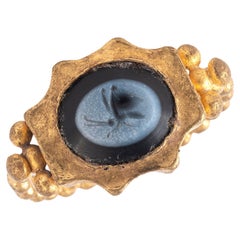 Anillo romano calcográfico de oro amarillo de 22 quilates con mariposa de Nicolo Siglo II d.C.