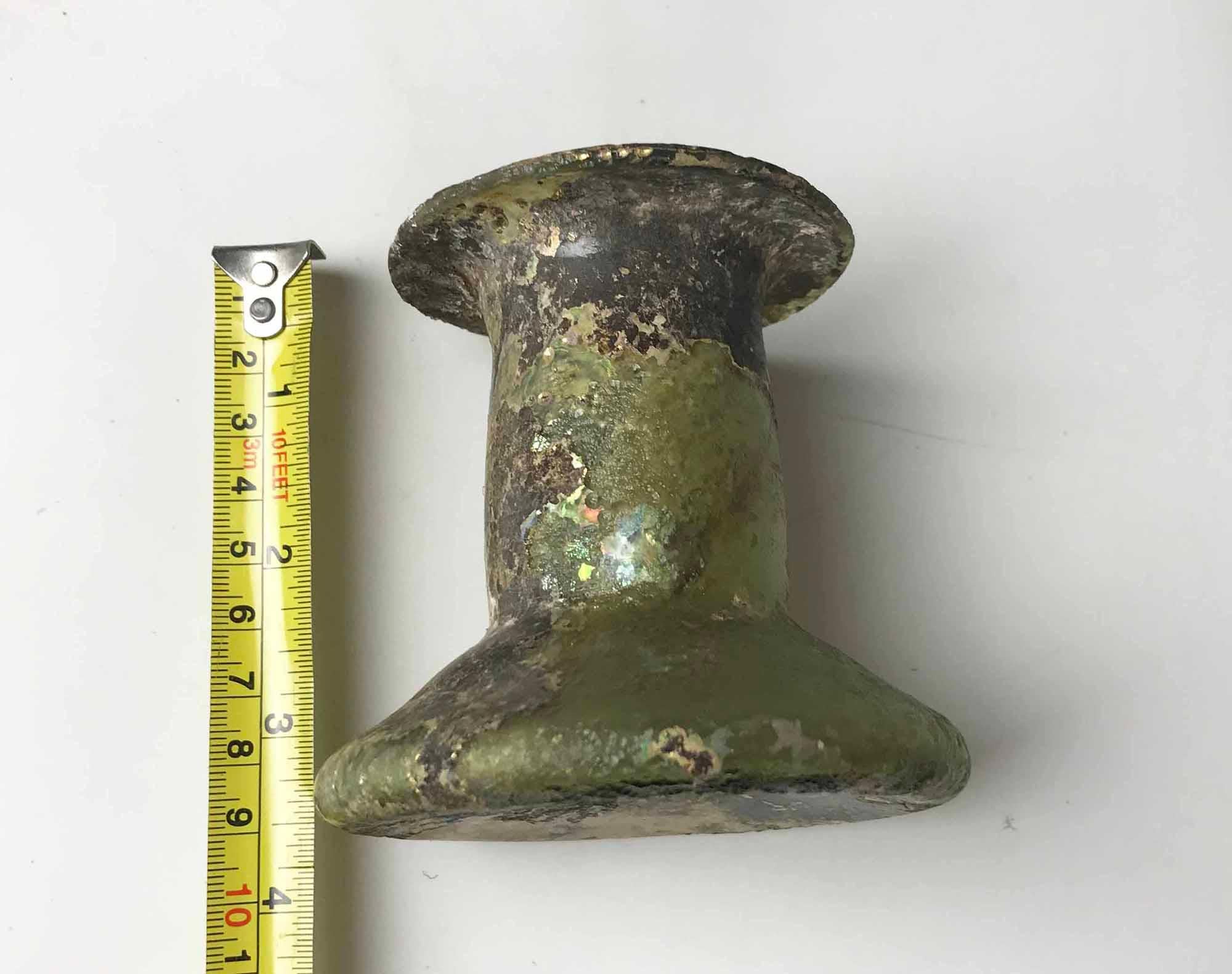 Römische schillernde grüne Glasflasche Antiquities Antike Welt Antiquitäten (Handgefertigt) im Angebot