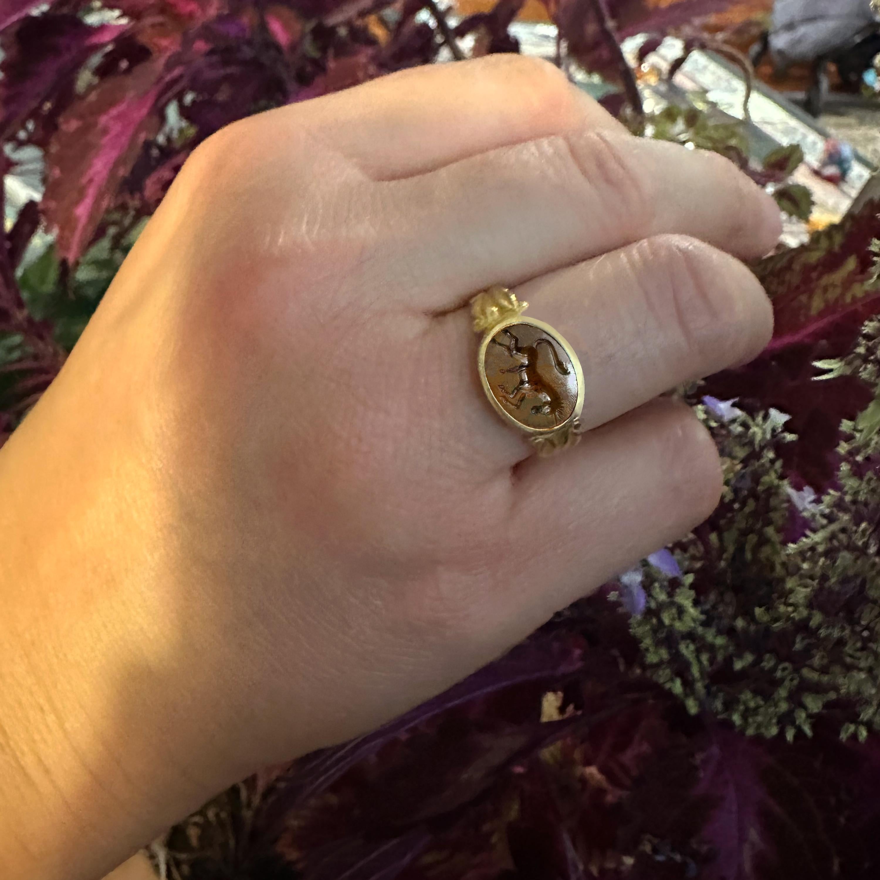 This 18 Kt gold ring features an authentic Roman jasper dating back to the first-second century AD. The jasper depicts a grazing horse, which was highly revered in ancient Roman culture as a symbol of rebirth, fertility, and strength. Horses were