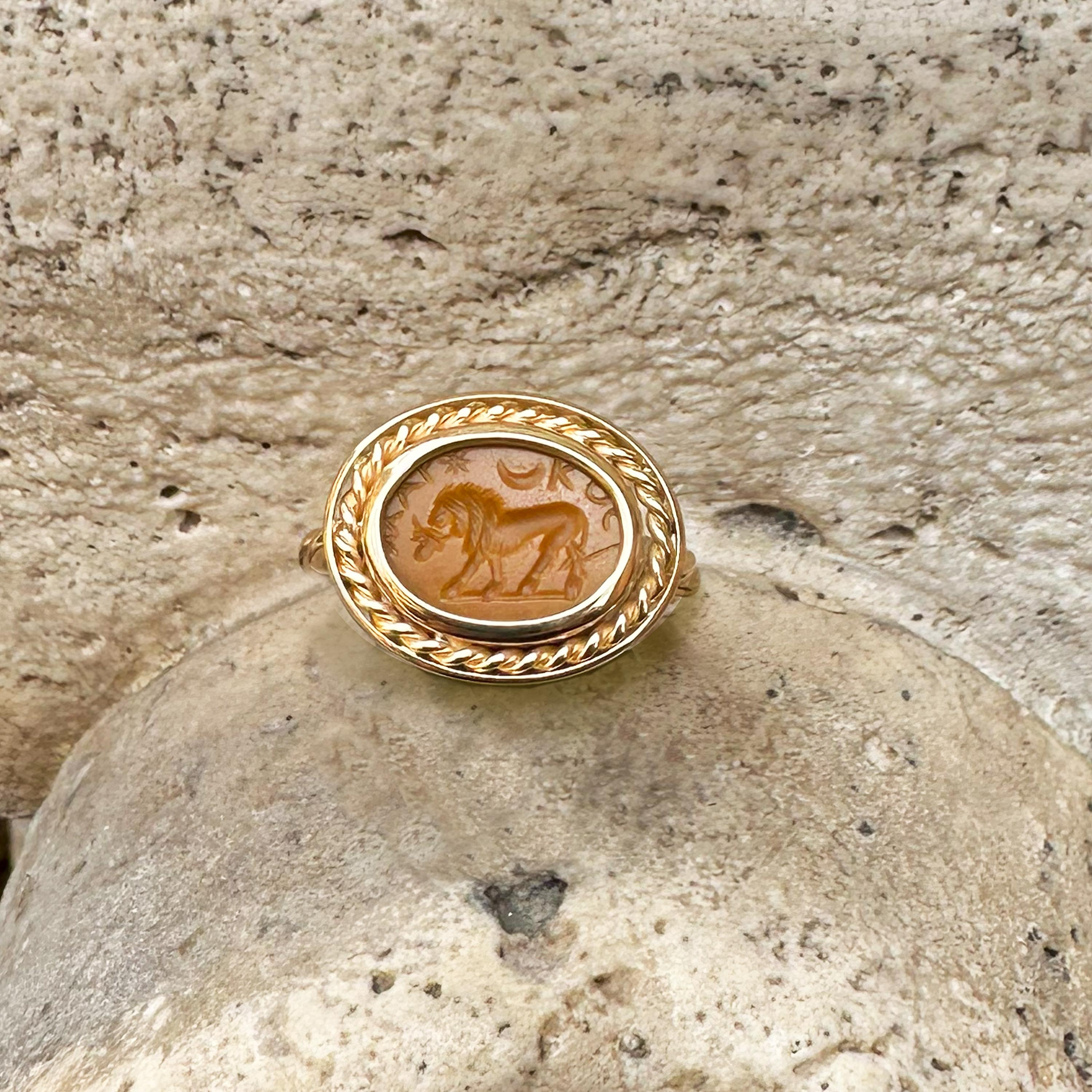 Dieser Ring aus 18-karätigem Gold zeigt ein authentisches römisches Intaglio aus gelbem Jaspis, das auf das 1. bis 2.
In den Jaspis ist das Bild eines Löwen eingraviert, der unter der Inschrift 