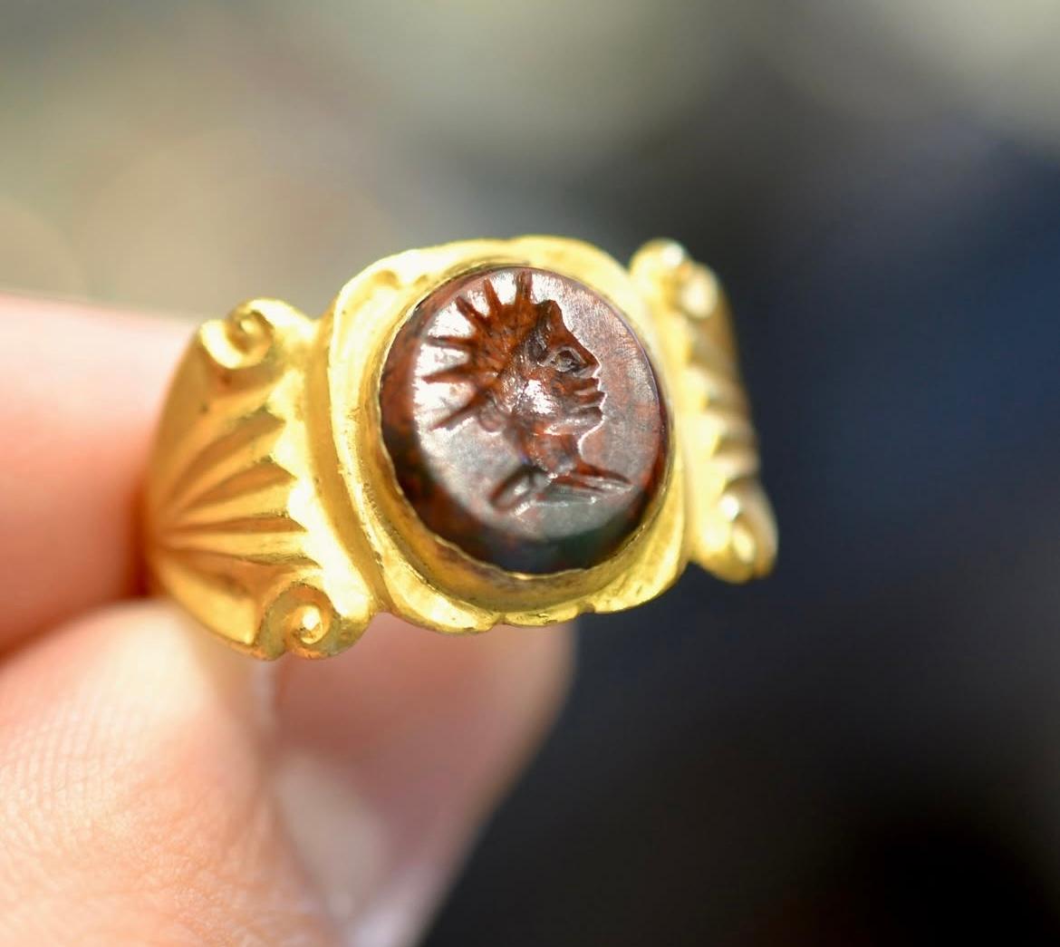Un anello romano con diaspro e Helios incastonato in oro antico in vendita 1