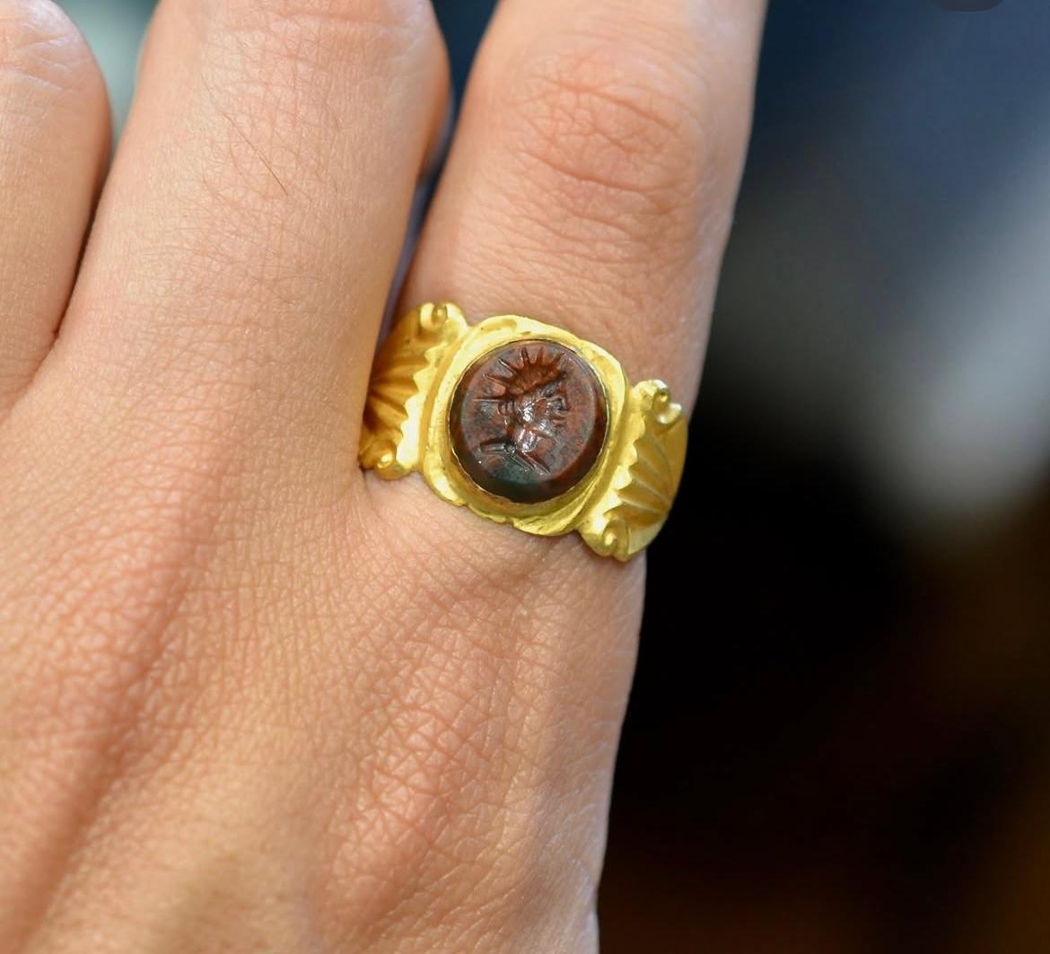 Un anello romano con diaspro e Helios incastonato in oro antico in vendita 2