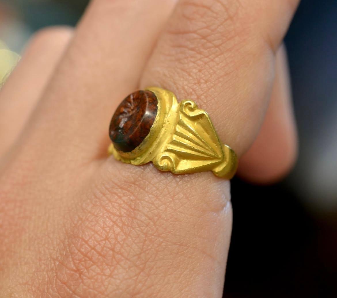 Un anello romano con diaspro e Helios incastonato in oro antico in vendita 3