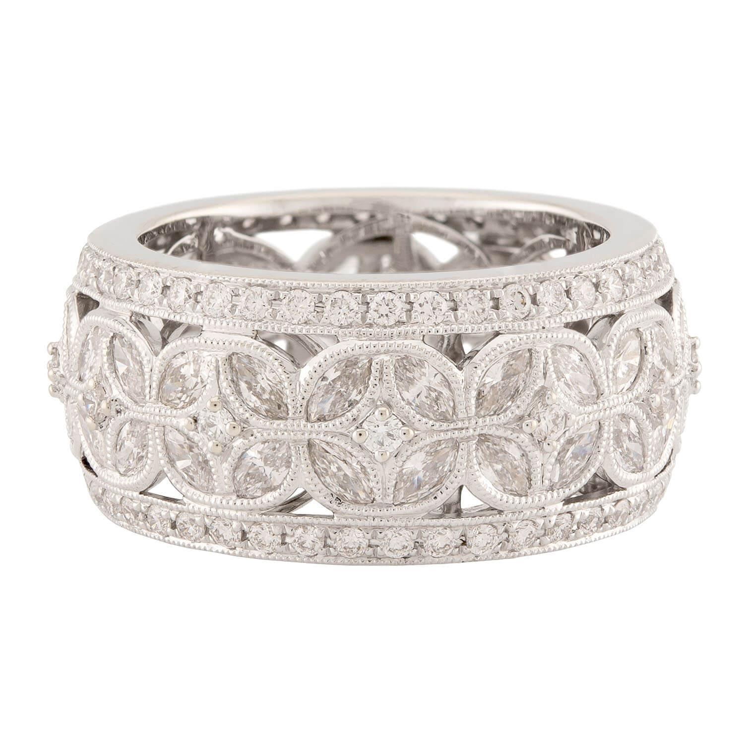 Una favolosa fascia tempestata di diamanti firmata Roman + Jules! Realizzata in oro bianco 14 carati, la superficie di questa spessa fascia è impreziosita da diamanti. Al centro del pezzo c'è una fila di diamanti taglio marquise, disposti in un