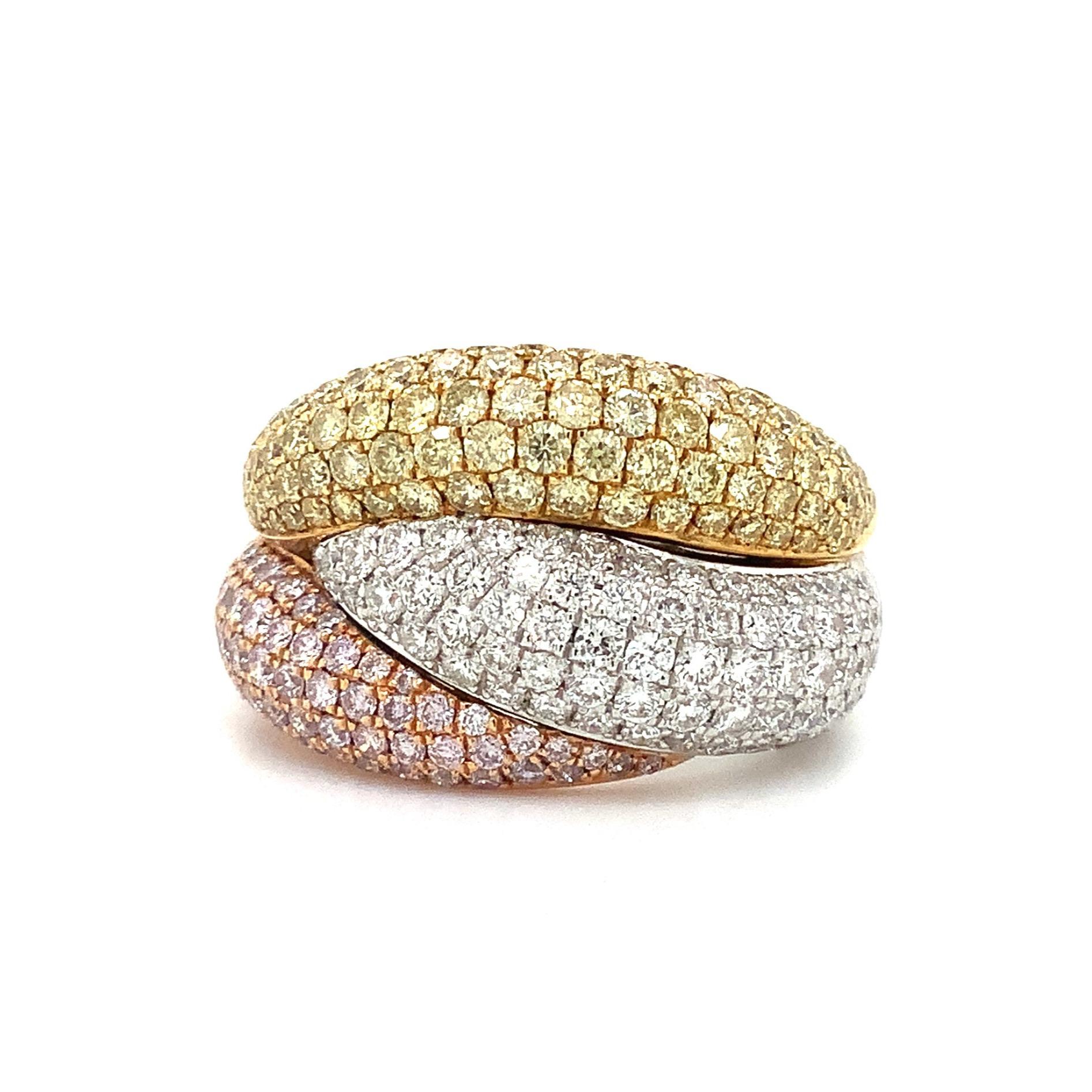 Dieser elegante Ring aus 18 Karat Dreifarbgold zeichnet sich durch ein präzises, überlappendes Design aus. Er besteht aus 2,65 Karat mit 58 runden Brillanten in Fancy Light Pink, 91 runden Brillanten in Fancy Yellow und 66 runden Diamanten im